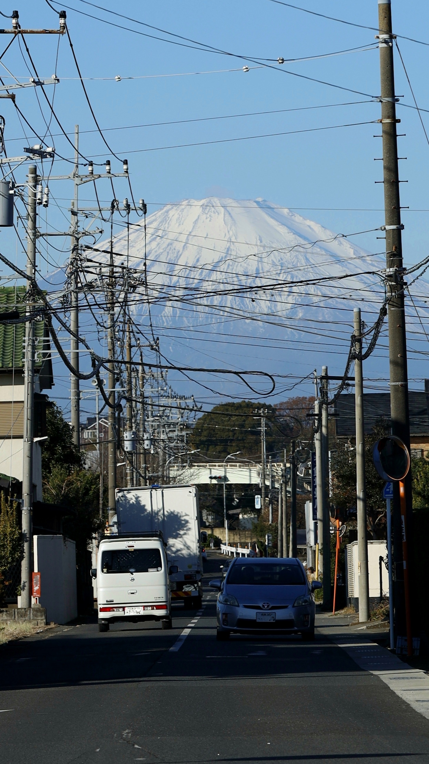 神奈川県内にて、「遠近法で魅せる富士山の迫力」と感じた写真です。