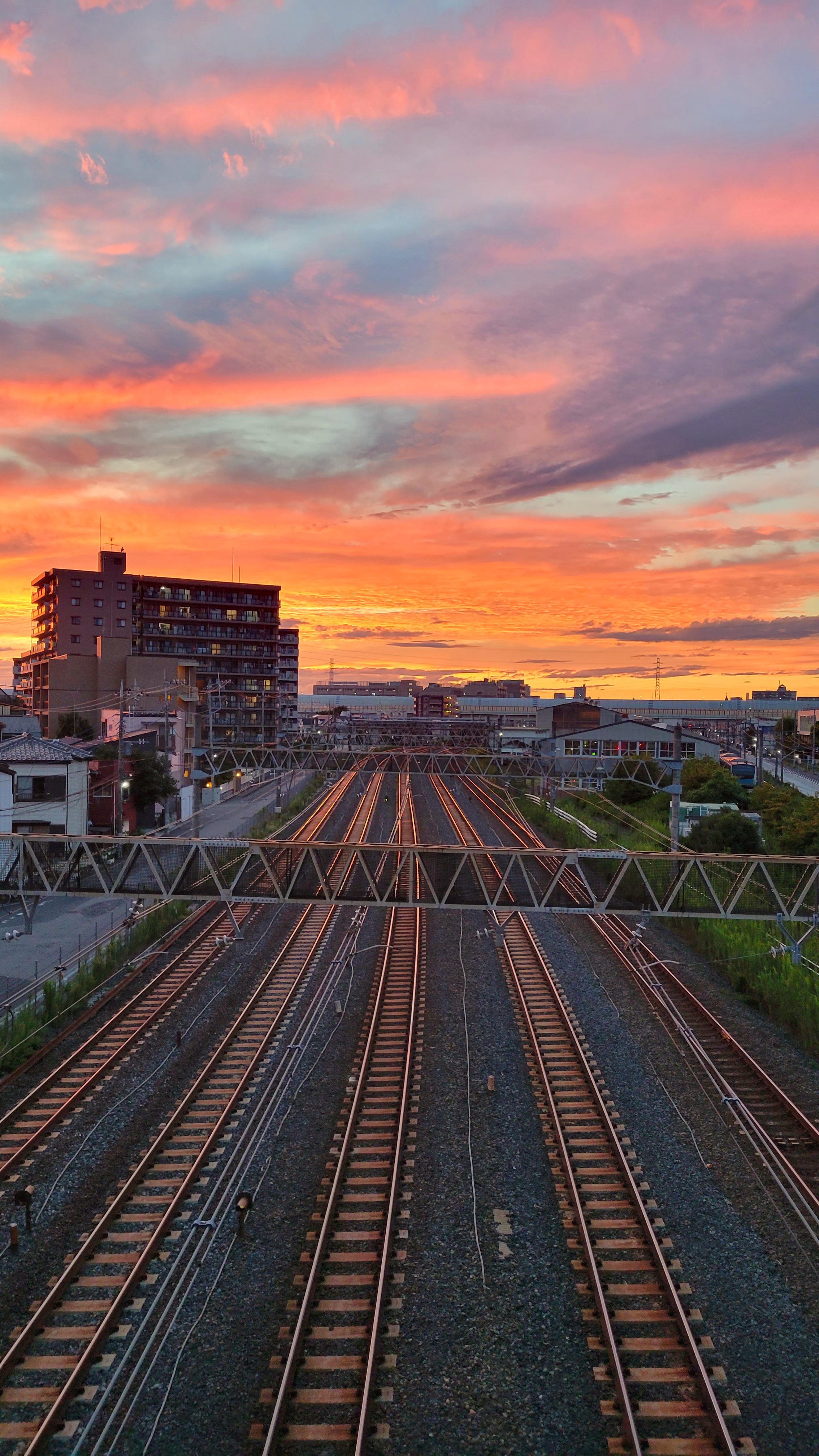 埼玉県内にて、「夕焼け空とどこまでも続く線路の風景」と感じた写真です。