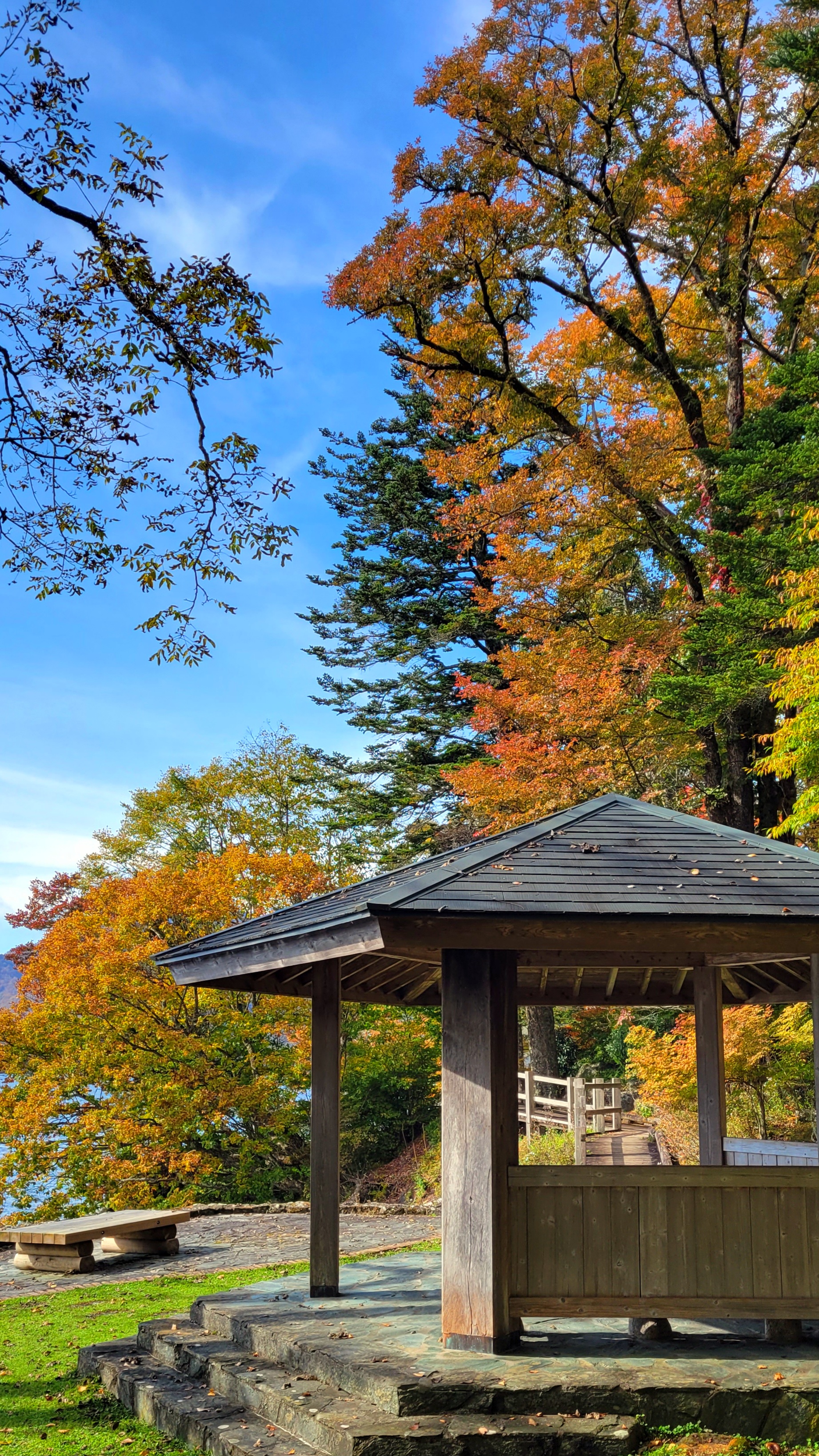 中禅寺湖にて、「紅葉に囲まれた湖畔の休憩小屋」と感じた写真です。