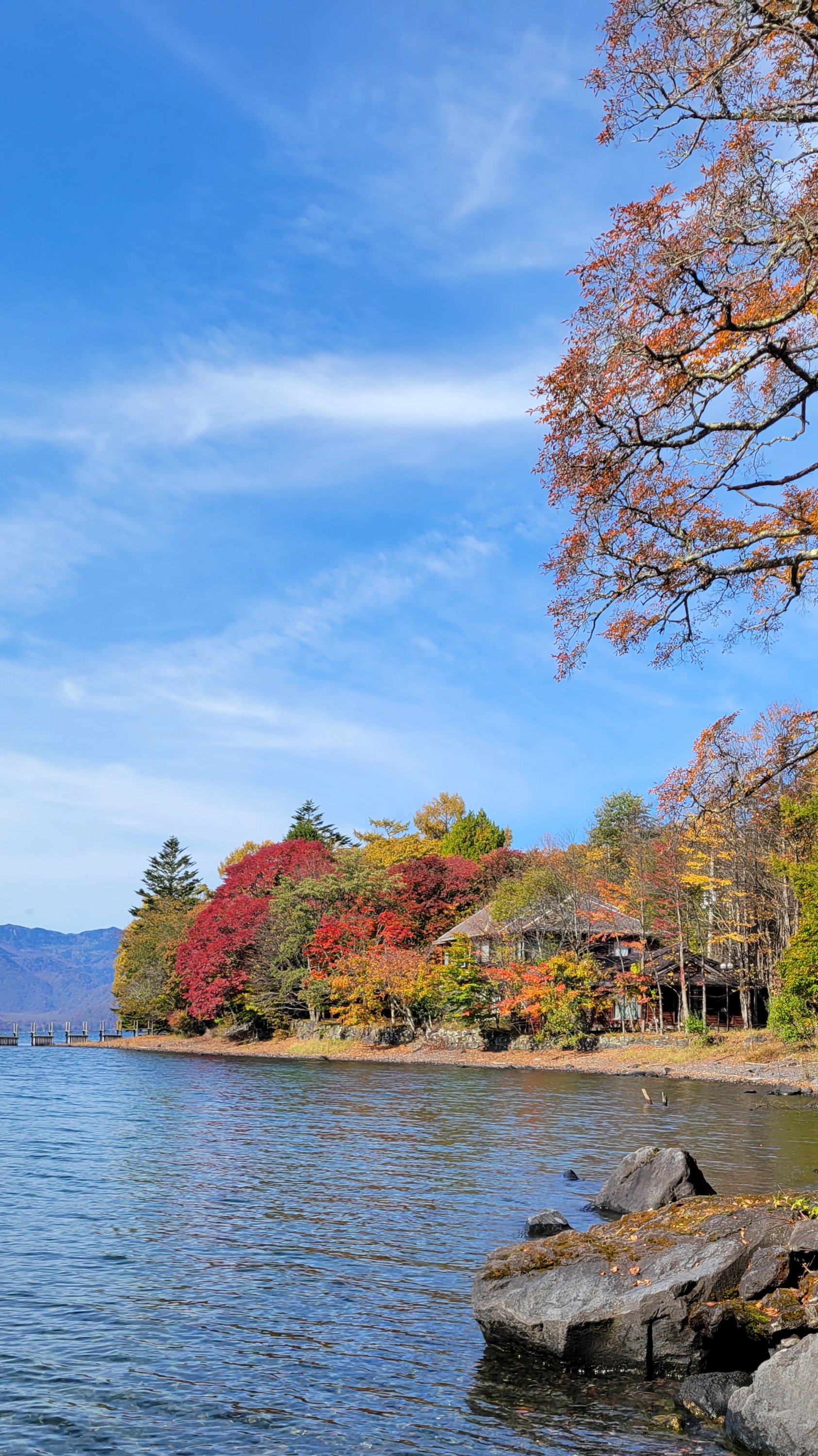 中禅寺湖にて、「湖面に映る中禅寺湖の秋色」と感じた写真です。