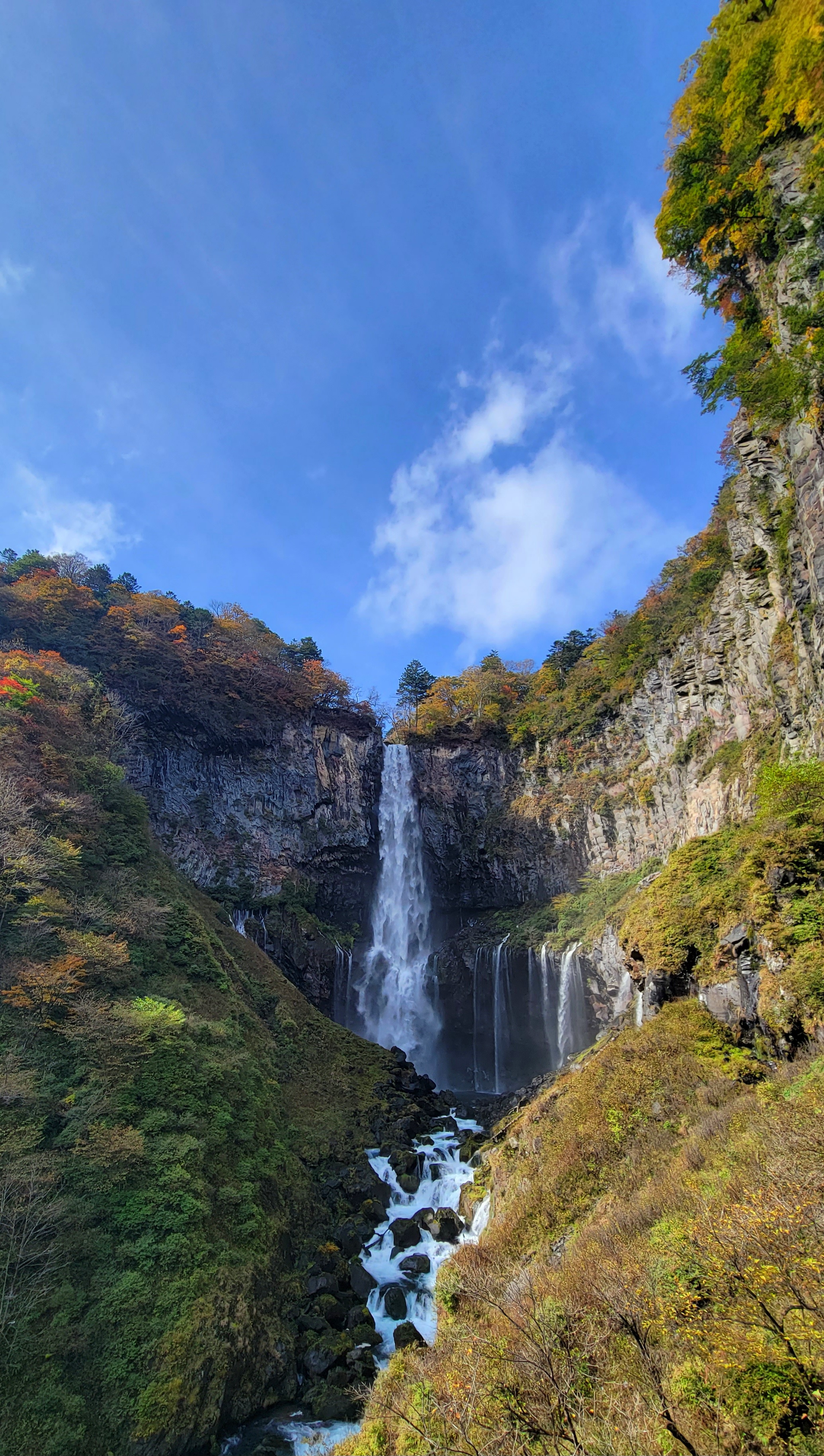 華厳の滝にて、「華厳の滝と紅葉の美しいコントラスト」と感じた写真です。