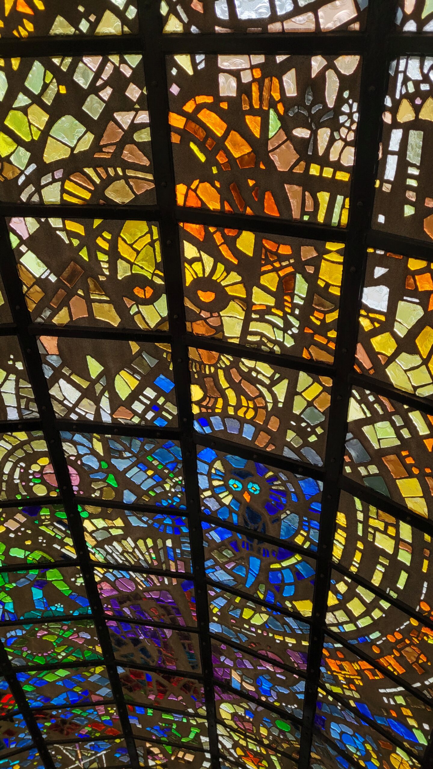 箱根彫刻の森美術館 幸せをよぶシンフォニー彫刻 鮮やかなガラスアートを撮影した写真