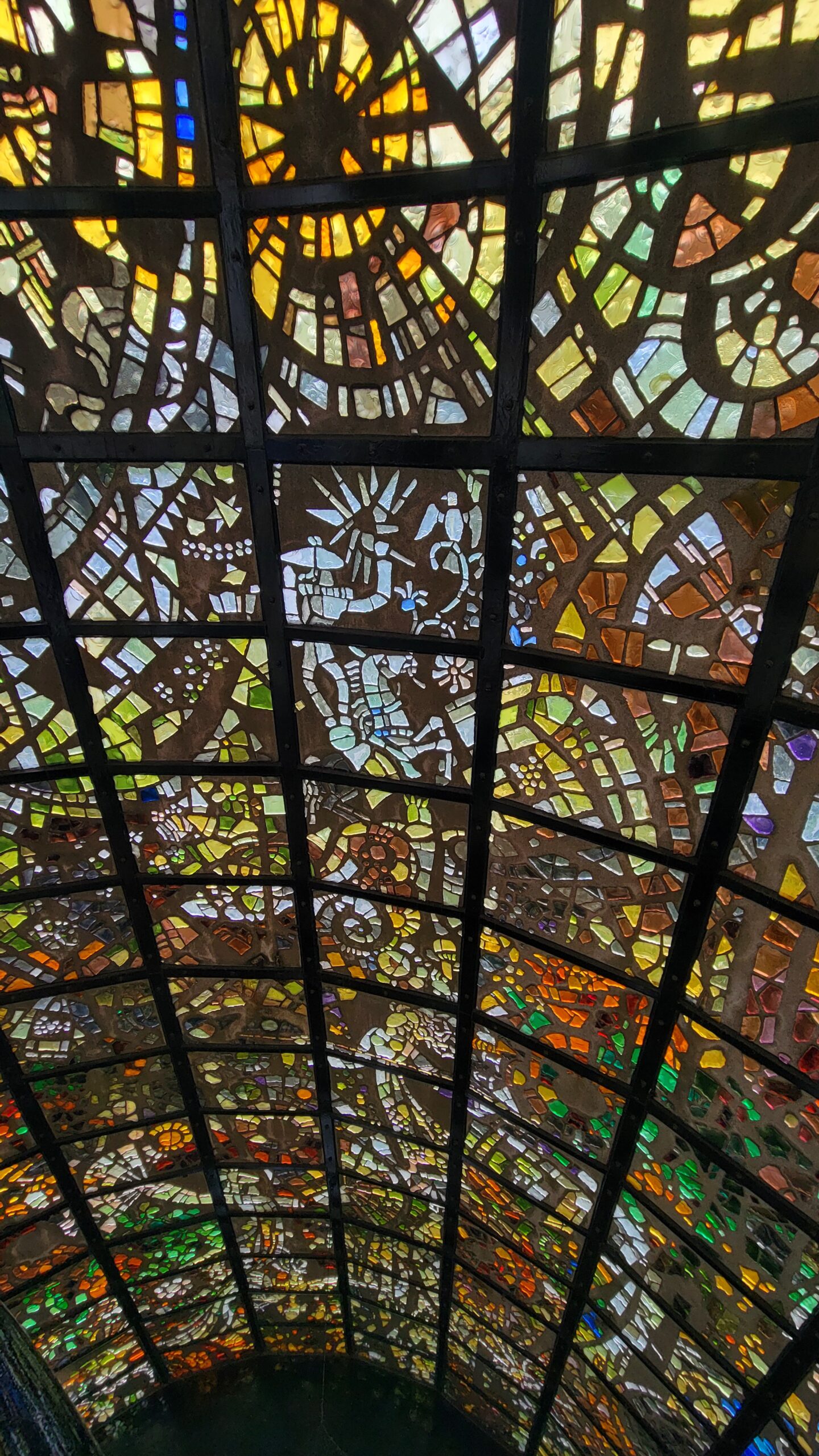 箱根彫刻の森美術館 幸せをよぶシンフォニー彫刻 複雑で美しいステンドグラスの写真