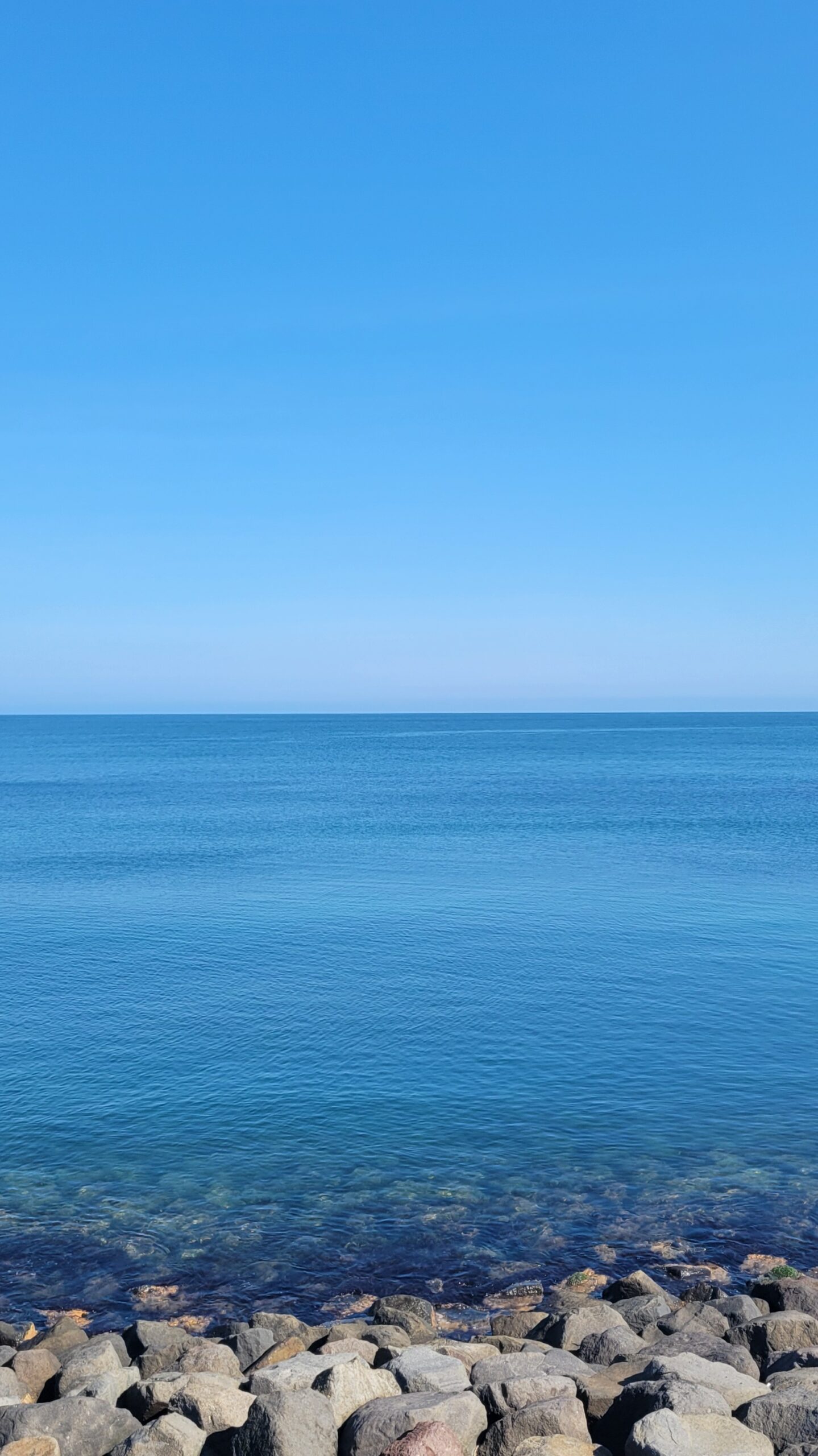 寄居浜(新潟)で撮影した透き通るように綺麗な日本海の海辺の風景