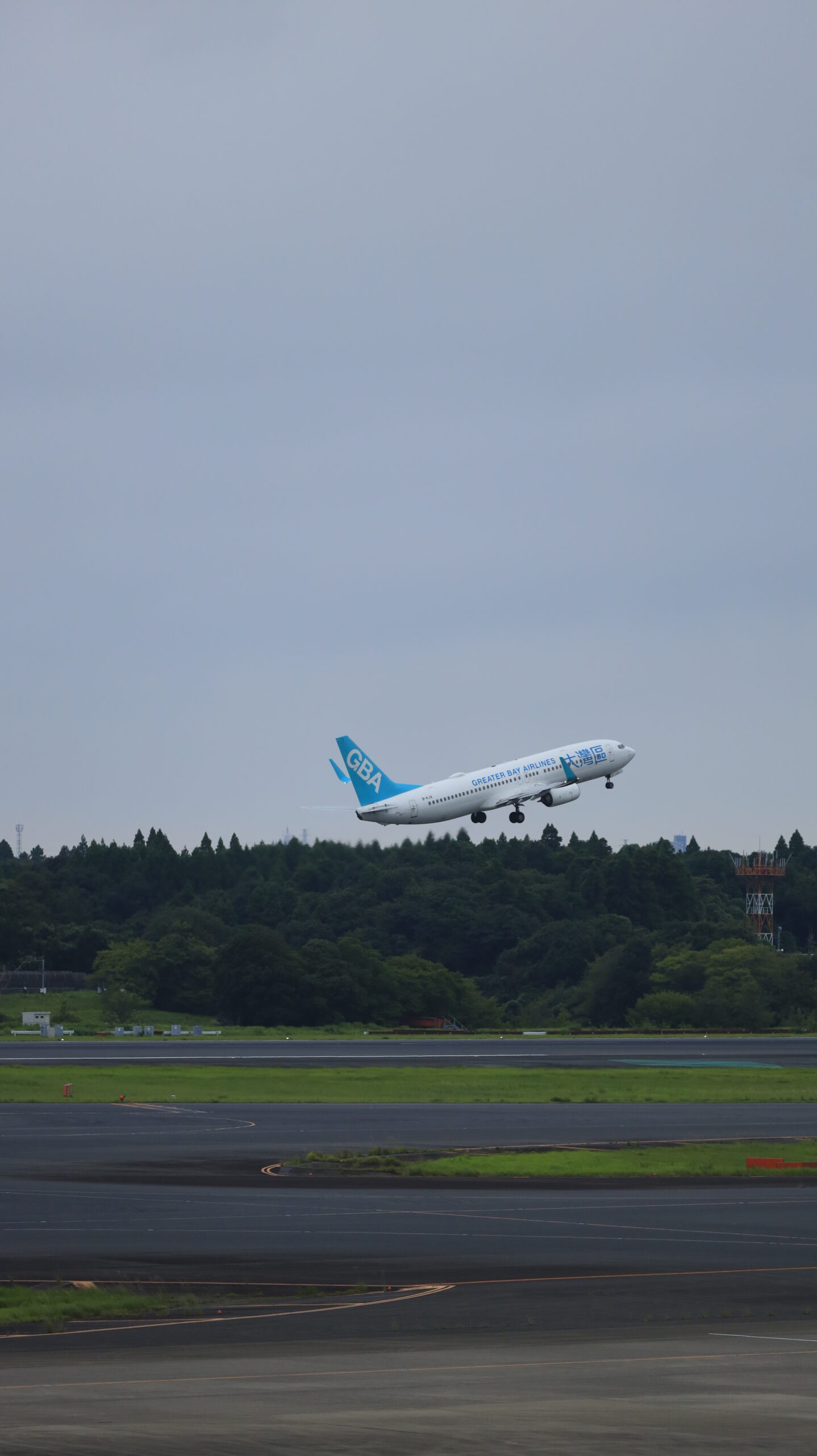 成田空港で離陸するグレーターベイ航空の飛行機