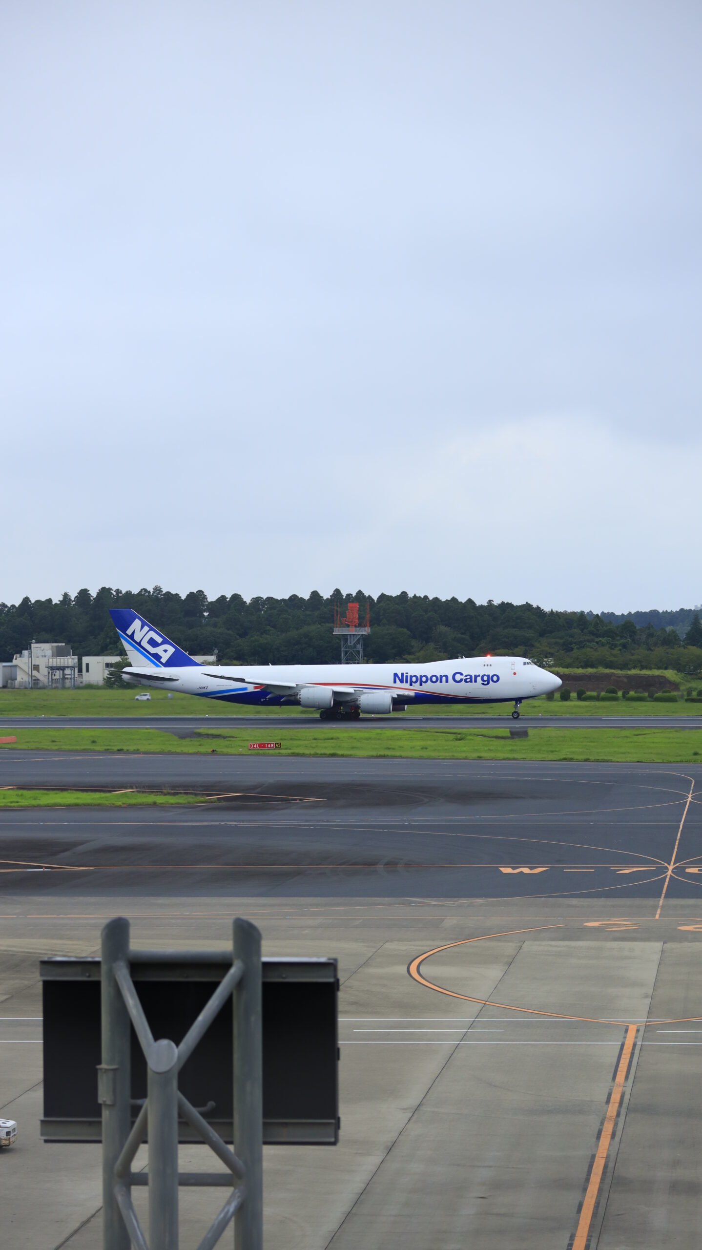 成田空港で駐機する日本貨物航空の大型貨物機