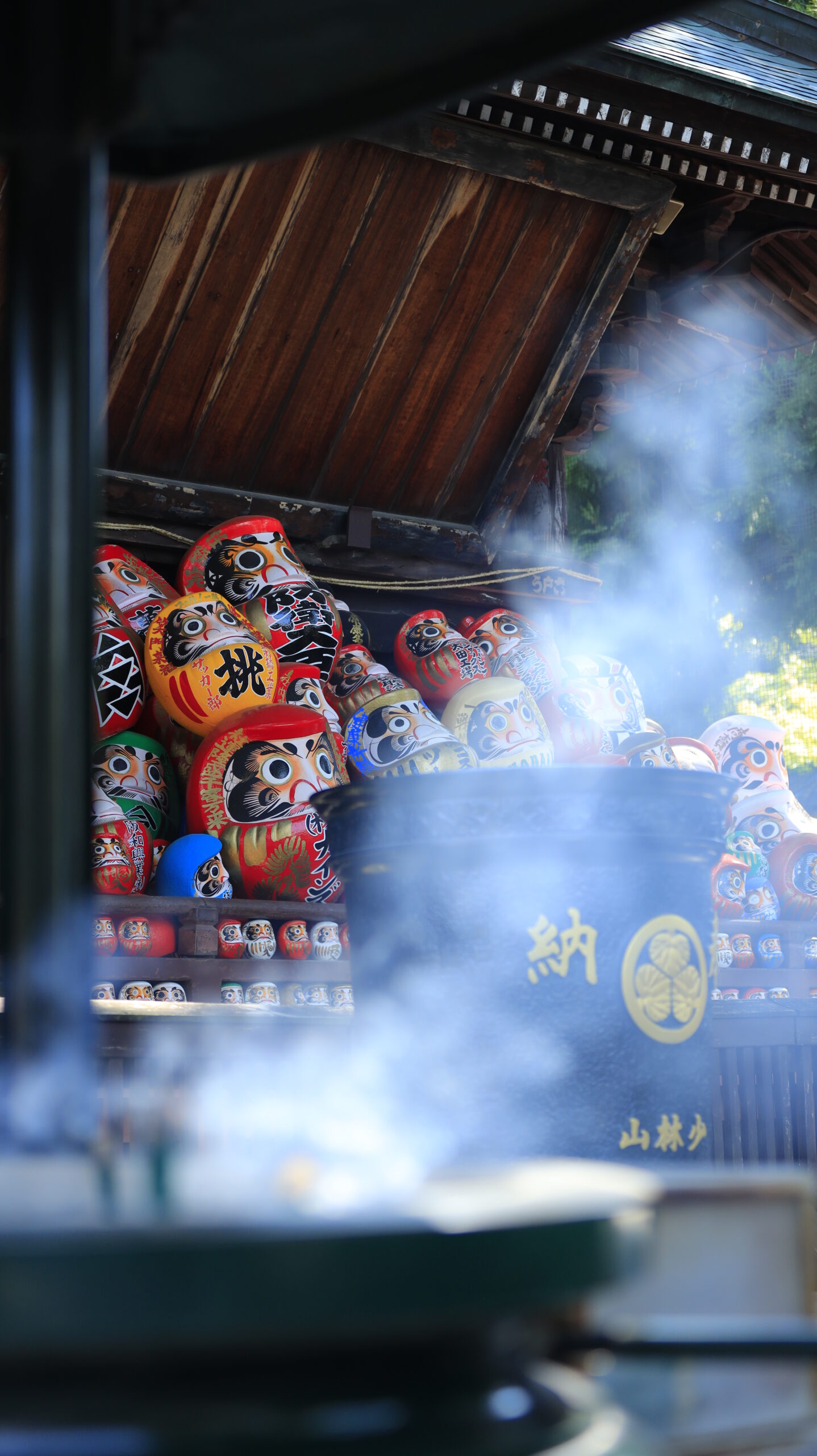 少林山達磨寺で立ち上る香煙越しに見える達磨を柔らかく撮影した写真