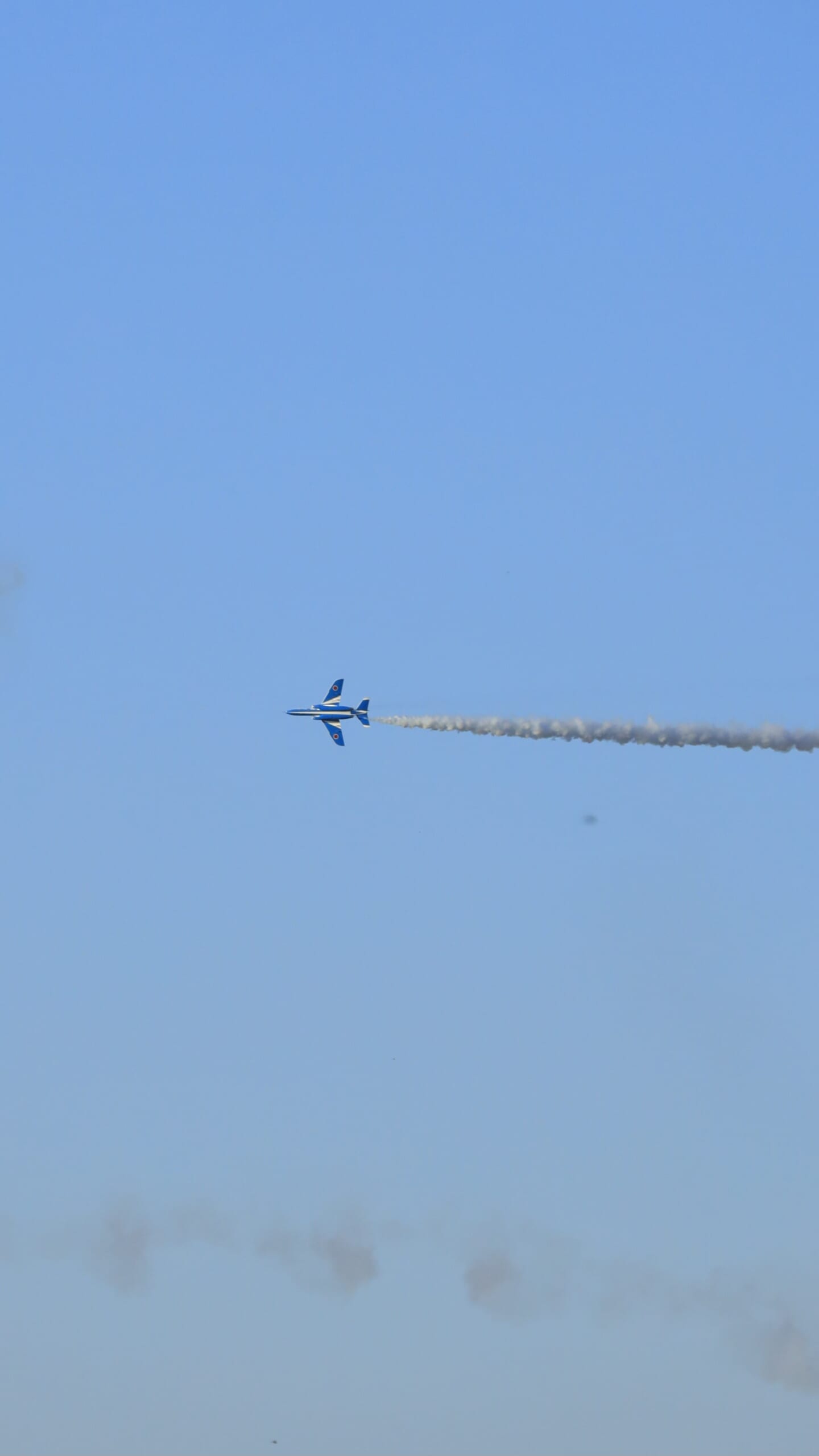 こうのす花火大会で機体の背面を見せながら青空を飛行するブルーインパルス