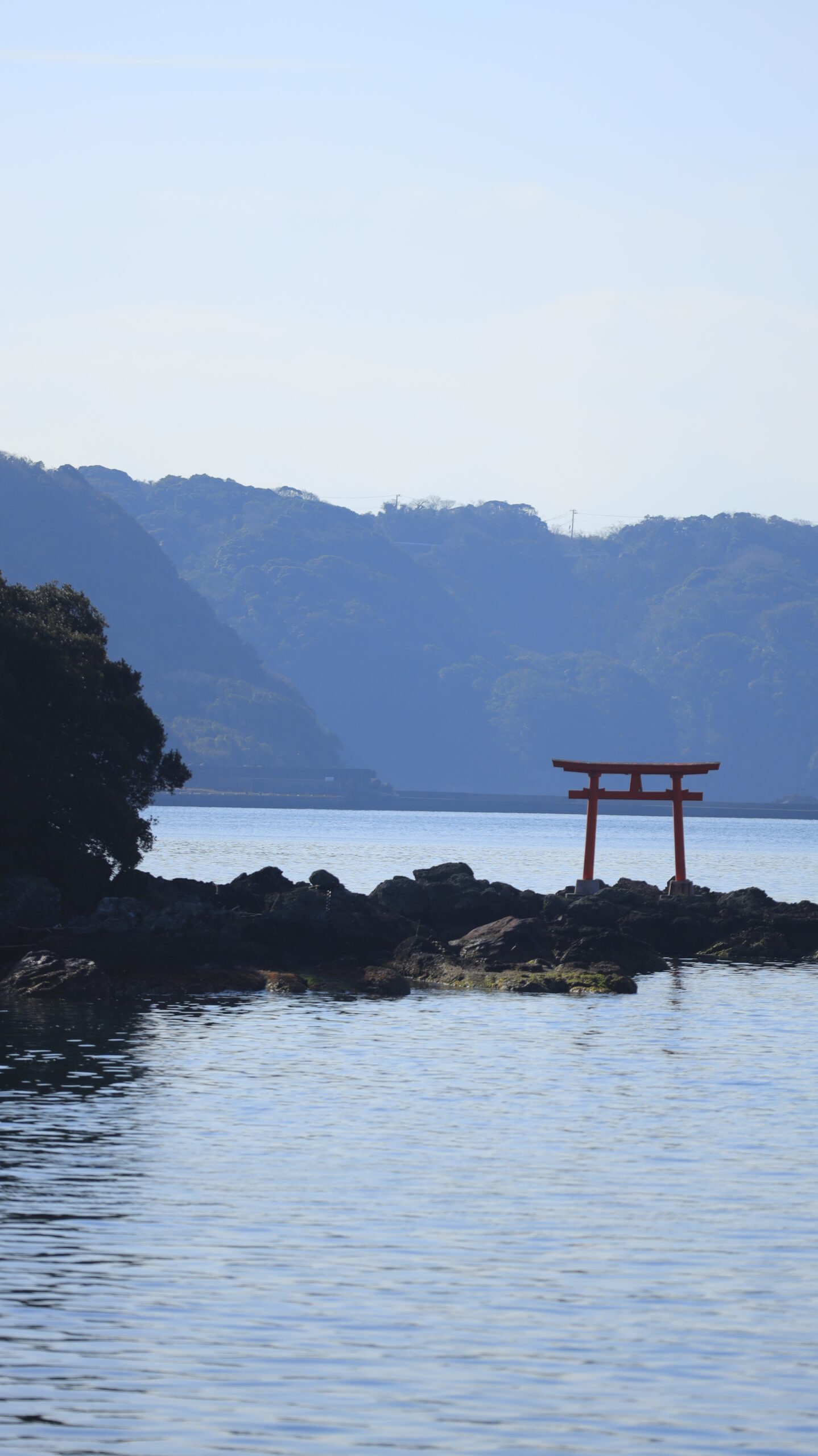 下田市・まどが浜海遊公園で、海と鳥居が印象的に見える静かな海辺の情景