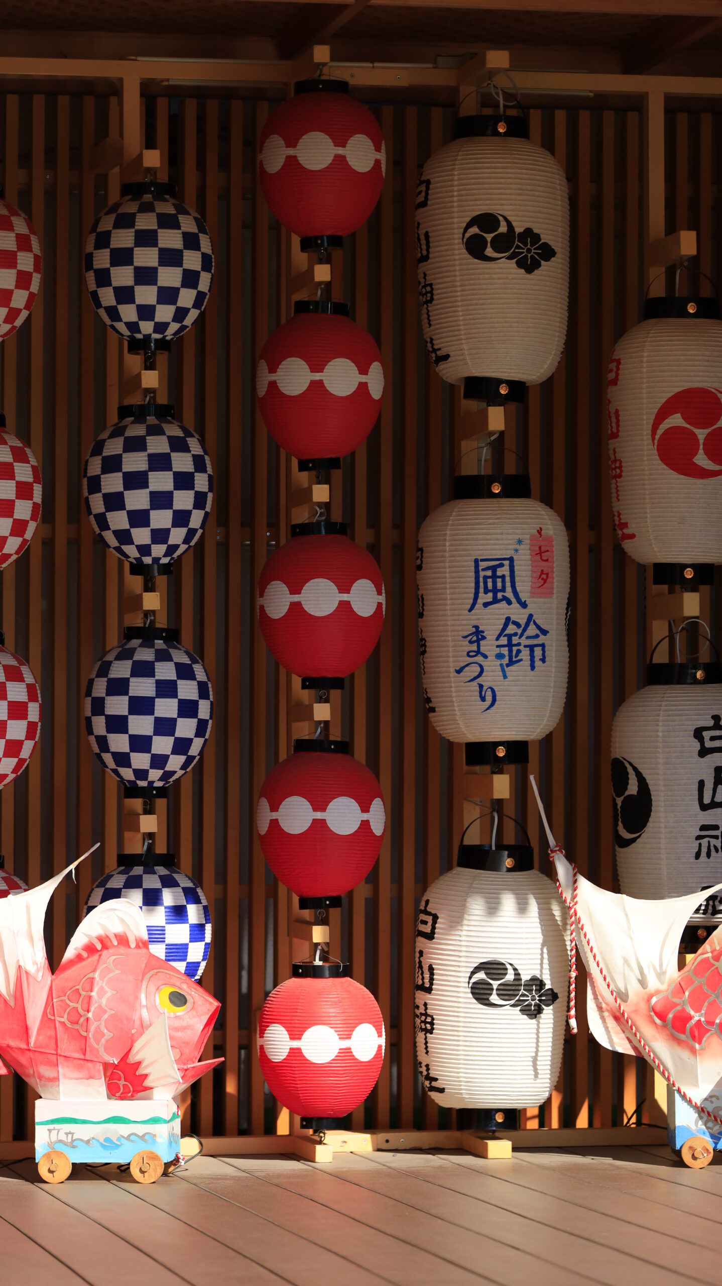 新潟総鎮守 白山神社で壁に掛けられた提灯を正面から撮影した写真