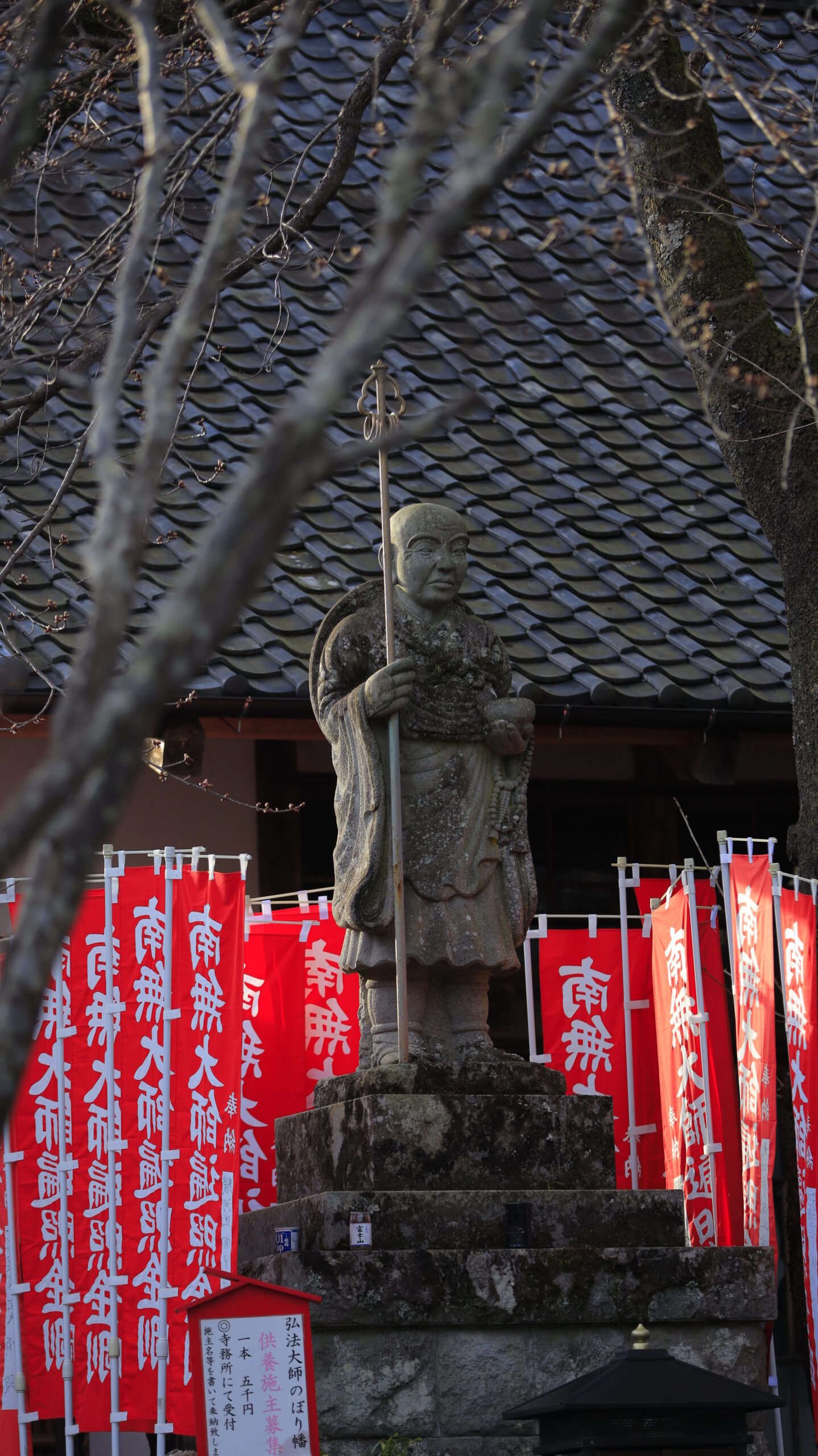 静岡県伊豆市・修禅寺で、石像を見上げるアングルで存在感を強調した写真