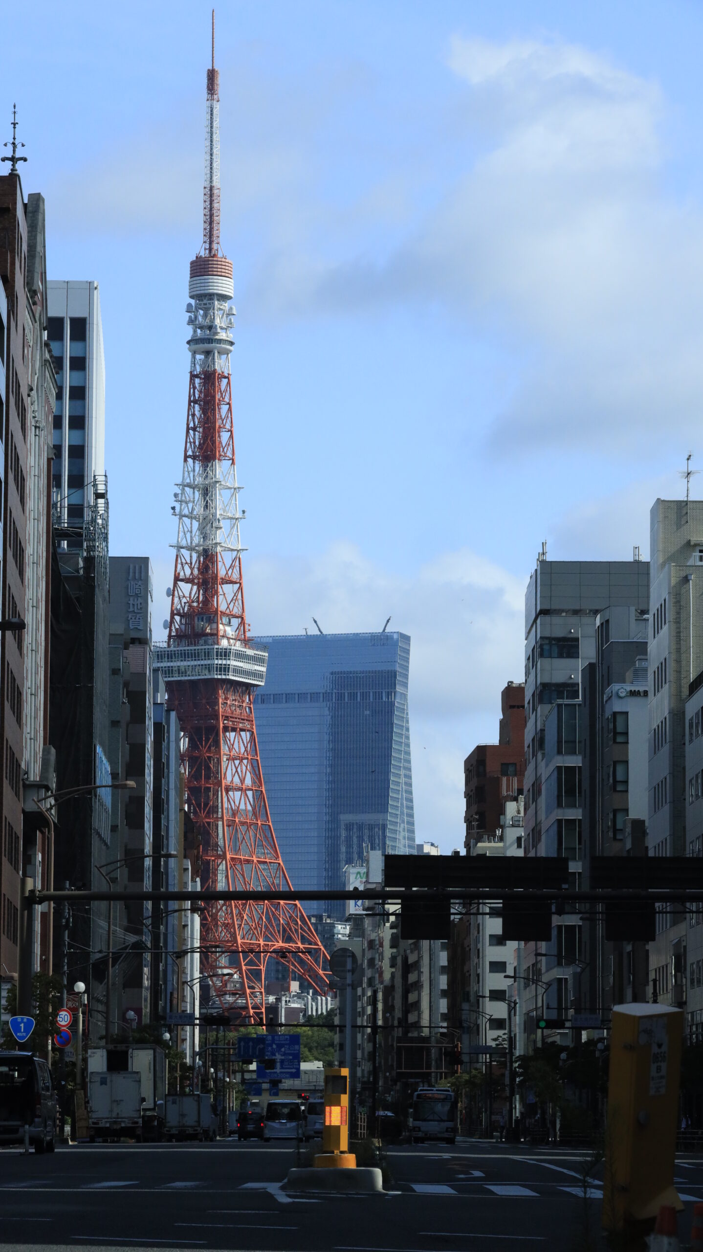 東京タワー付近の道路から撮影した堂々とそびえ立つ東京タワーの迫力ある風景写真
