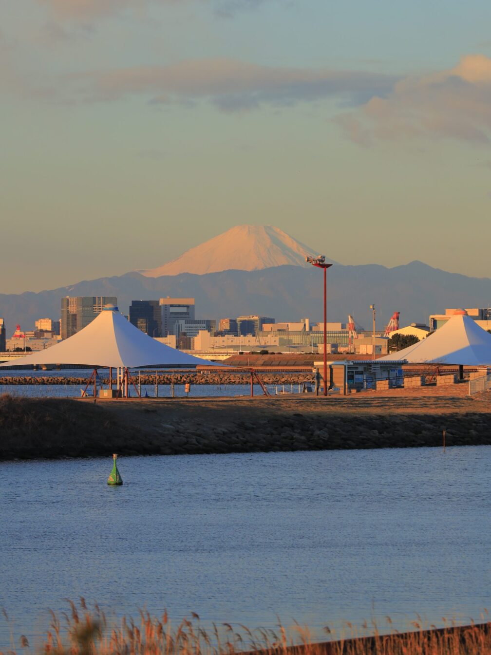 朝日を浴びる富士山