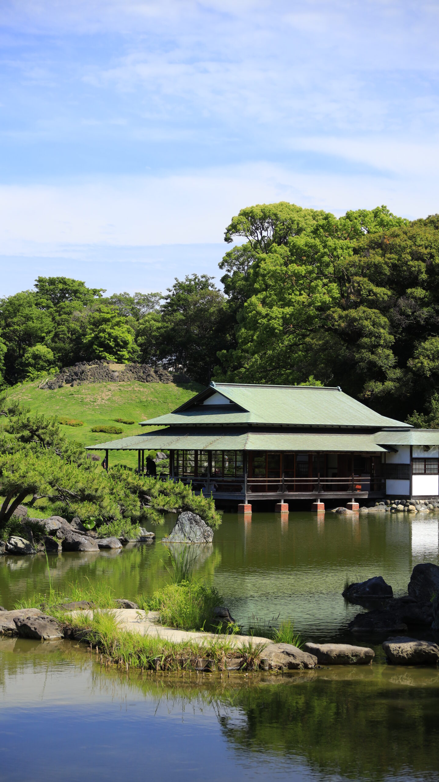 清澄庭園の池の向こうに見える茶屋の風景