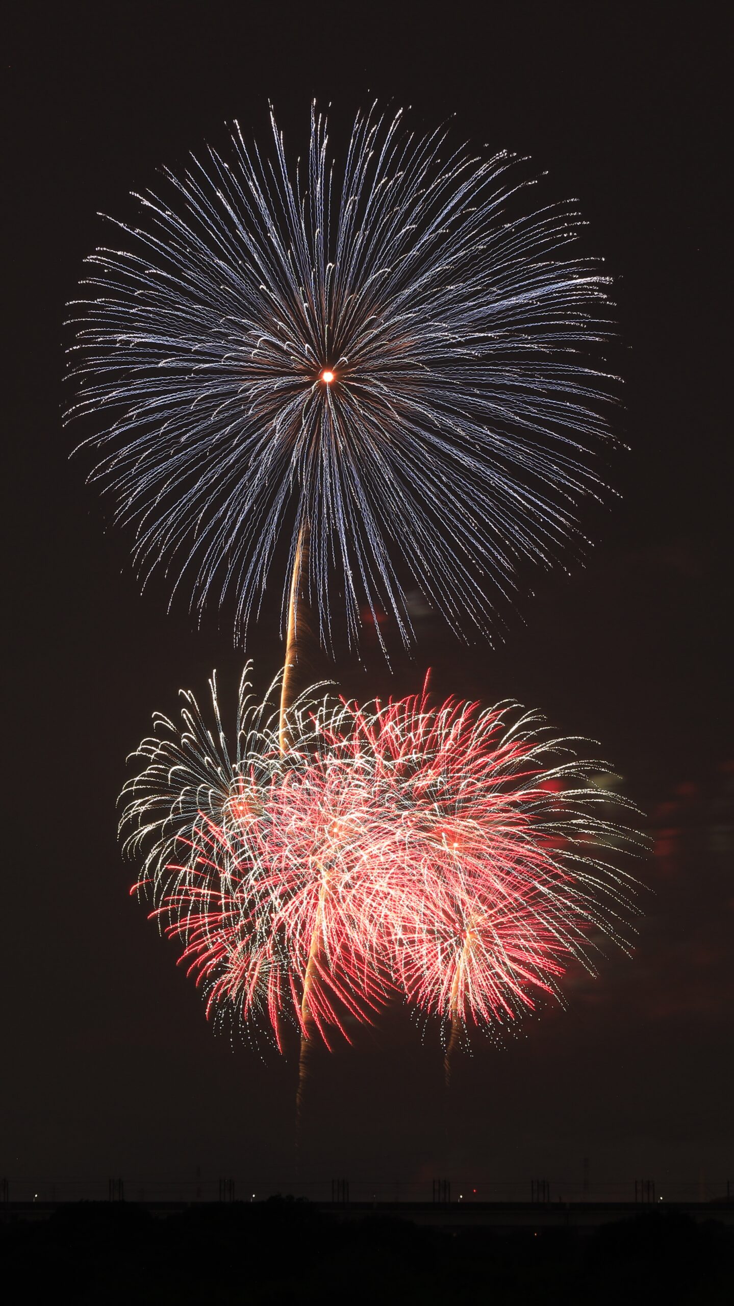 戸田橋花火大会で、上空の大きな花火と下の小さな花火を三脚使用・シャッタースピード7秒で撮影