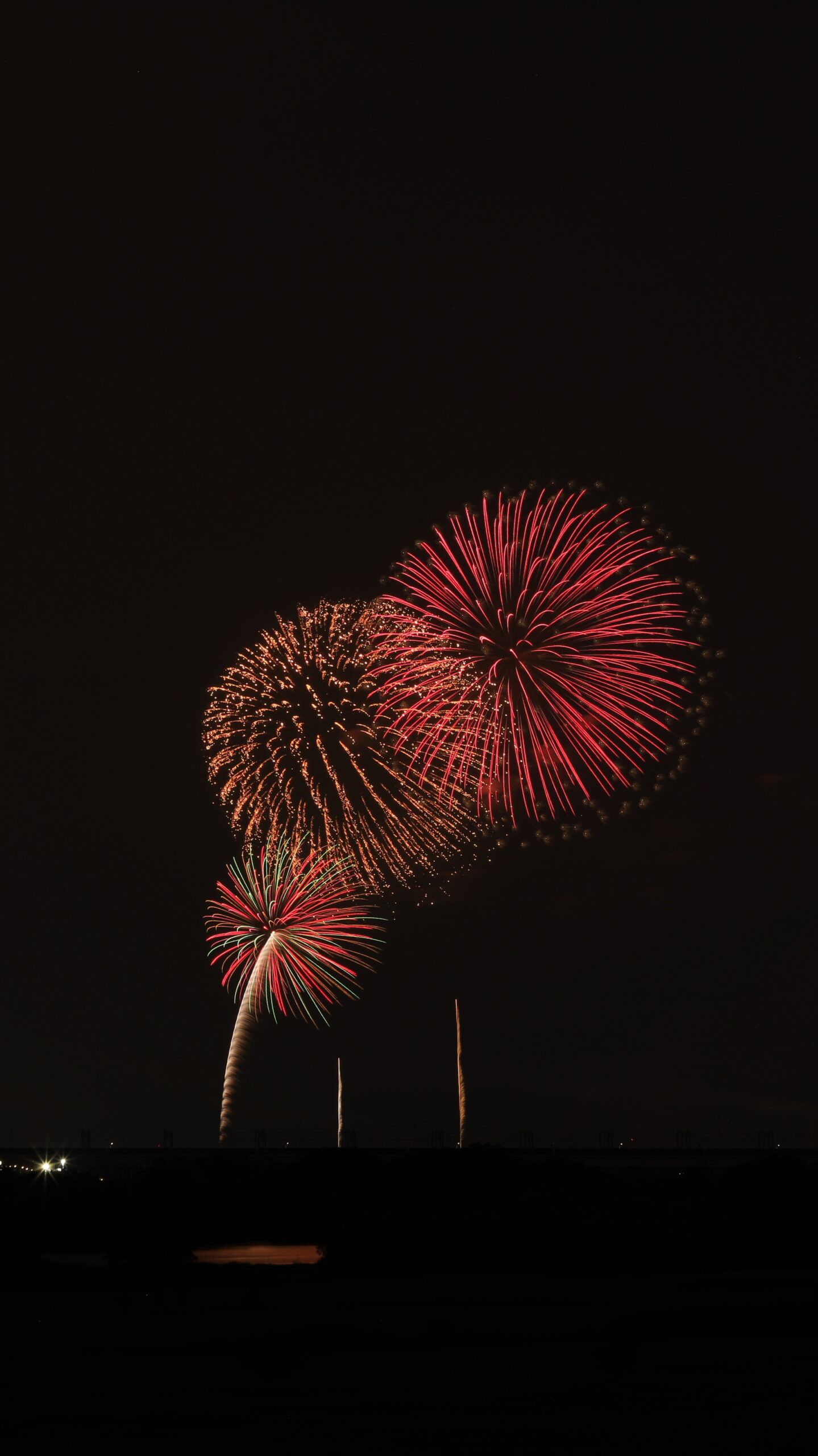 戸田橋花火大会で、夜空に並んで大きく開く三つの花火を三脚使用・シャッタースピード5秒で撮影