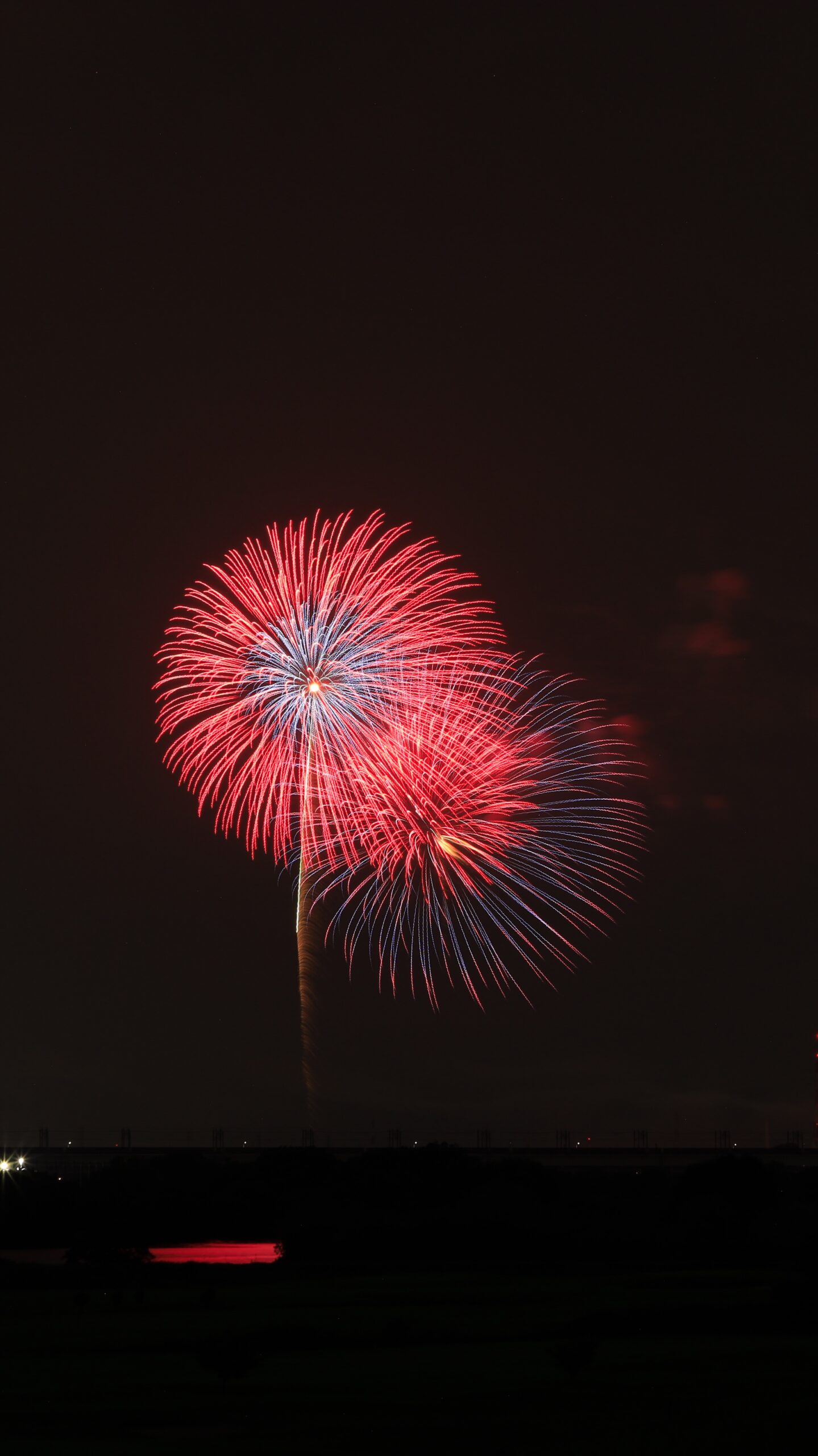 戸田橋花火大会で、夜空いっぱいに広がる赤く大きな花火を三脚使用・シャッタースピード7秒で撮影