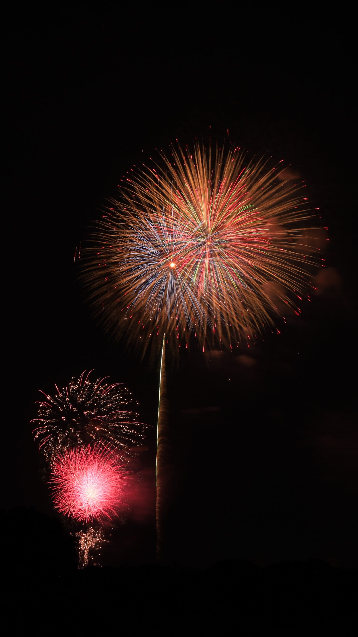 戸田橋花火大会で、複数の花火が夜空に重なって開く様子を三脚使用・シャッタースピード3秒で撮影