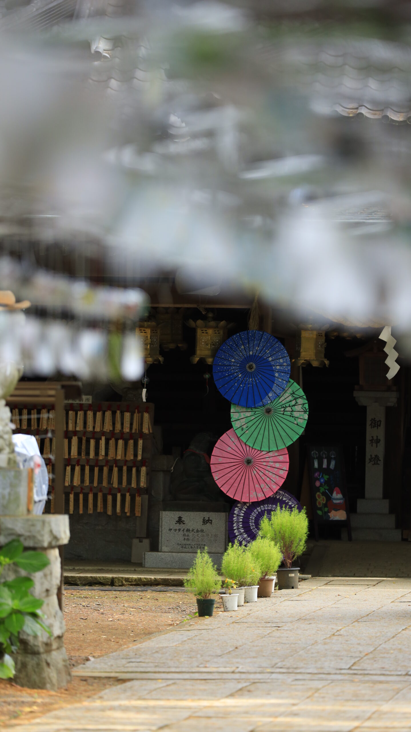 大宝八幡宮の風鈴通路の下から見た遠くの和傘オブジェ