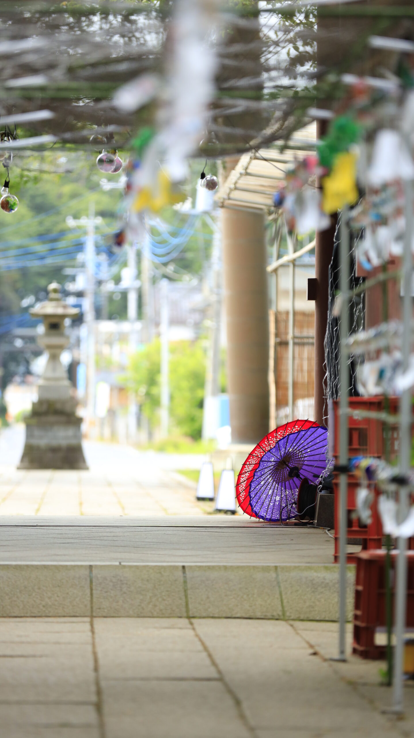 大宝八幡宮の入り口付近の和傘を奥の風鈴通路から撮影
