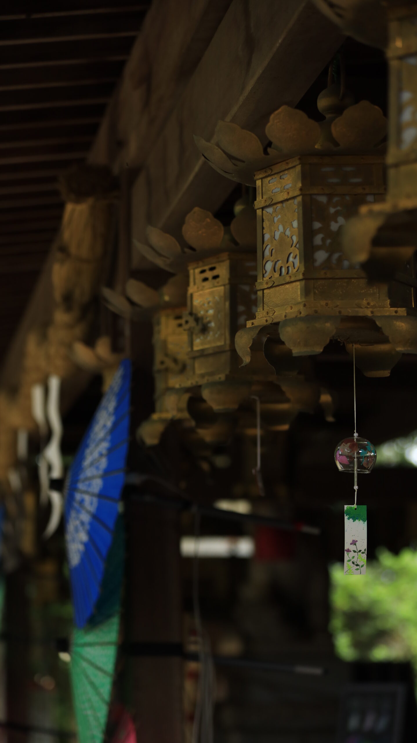 大宝八幡宮の金属製釣灯篭の下に吊るされた風鈴