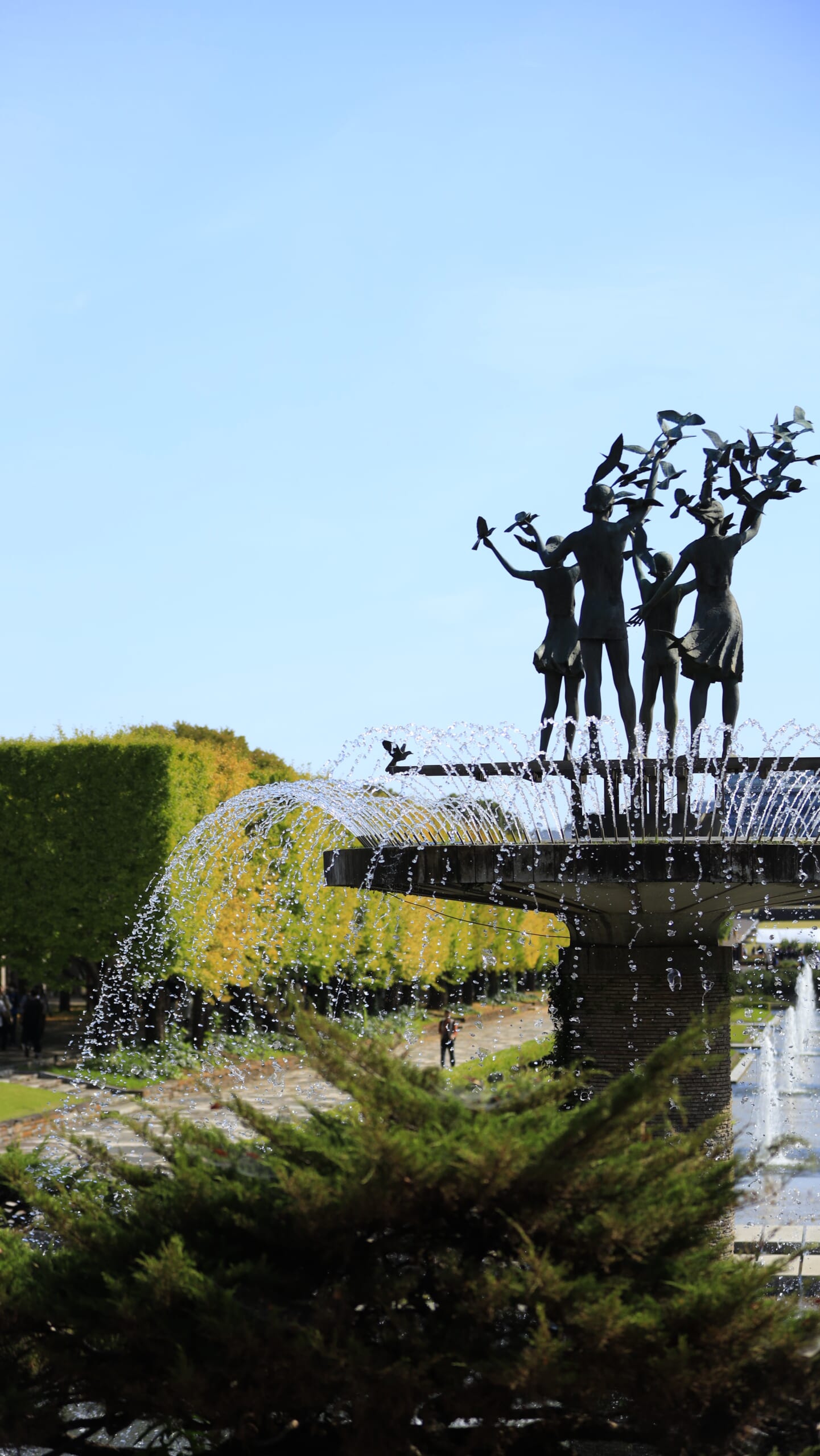 国営昭和記念公園のカナールで、噴水と両側に広がる黄金色のイチョウ並木が美しい秋の紅葉風景