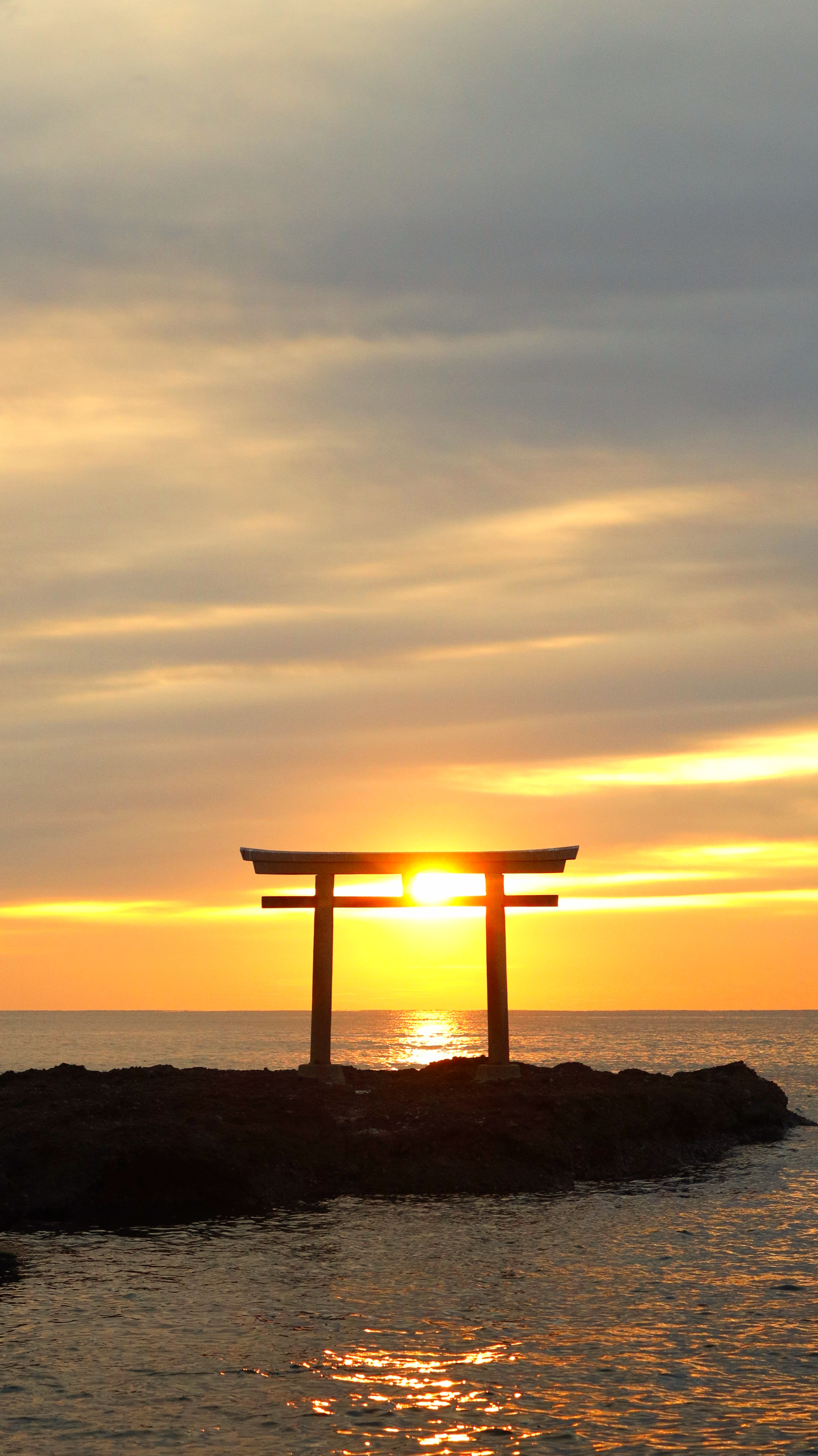 大洗磯前神社にて、「鳥居の中央に差し込む日の出の光」と感じた写真です。