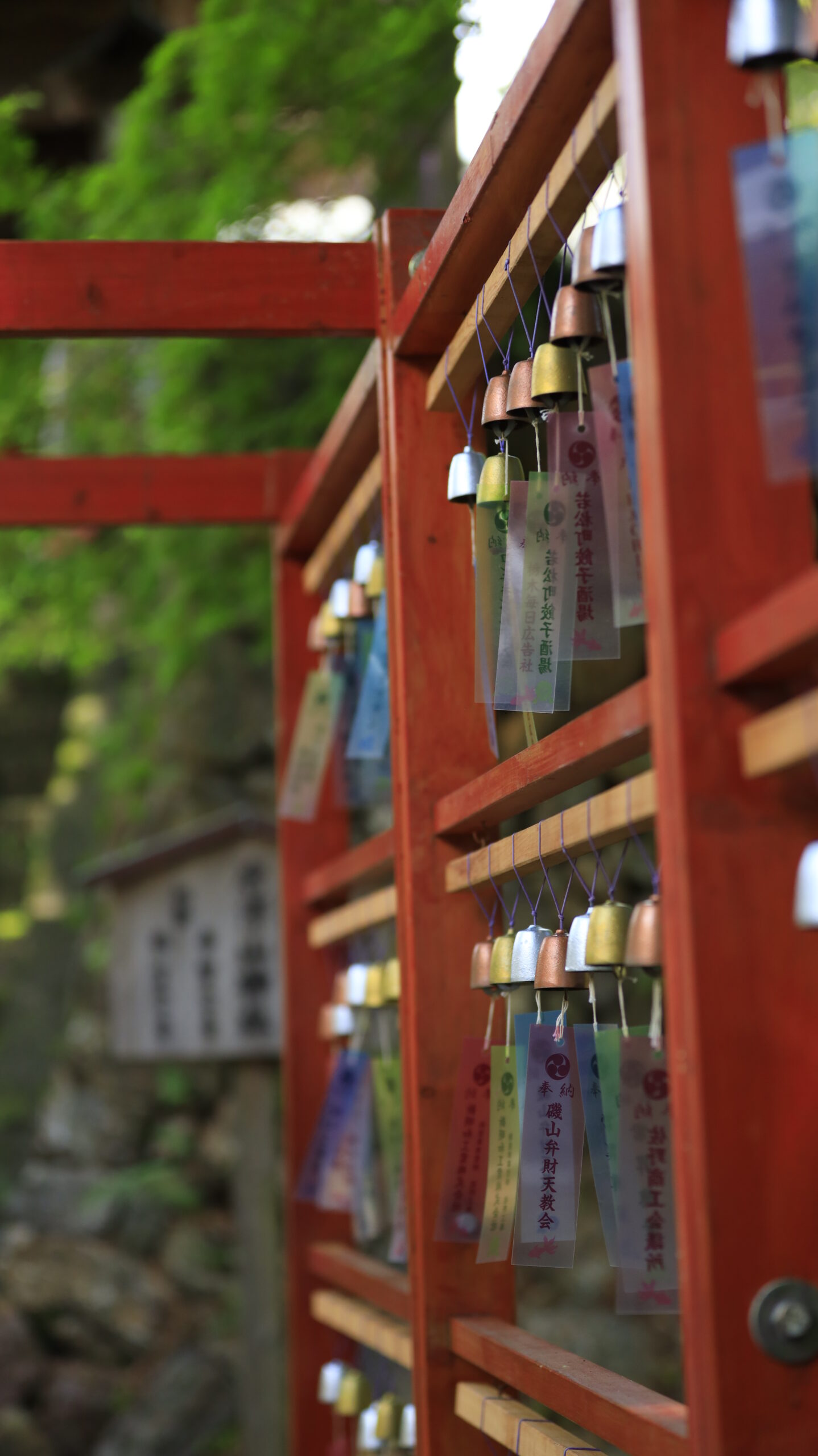 唐沢山神社の風鈴棚を奥行きのある構図で撮影
