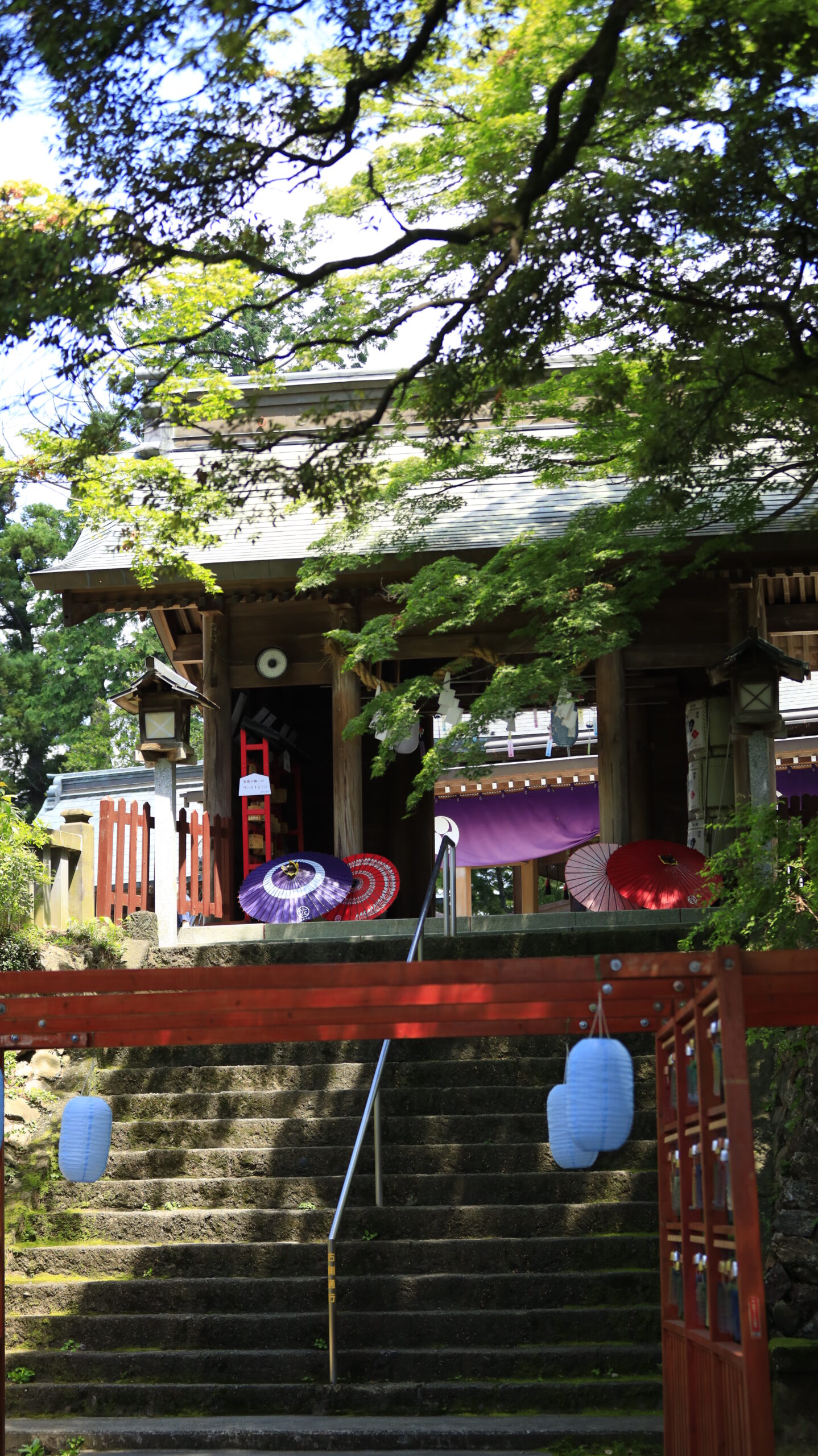 唐沢山神社で和傘や風鈴に飾られた神社の門を少し離れて撮影
