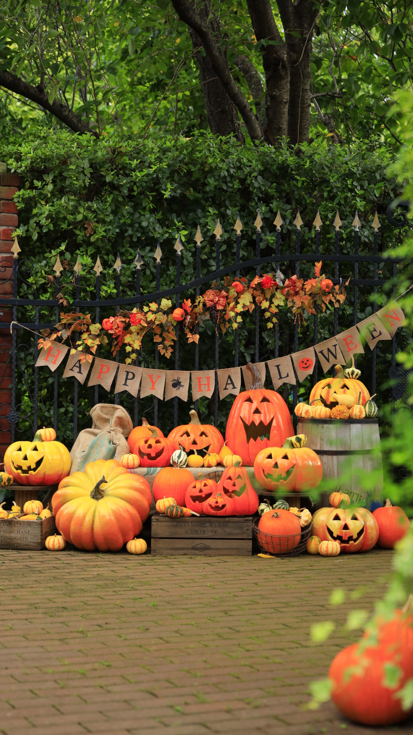 I took a photo of the cute Halloween display at the back of the main path at the Yokohama English Garden.