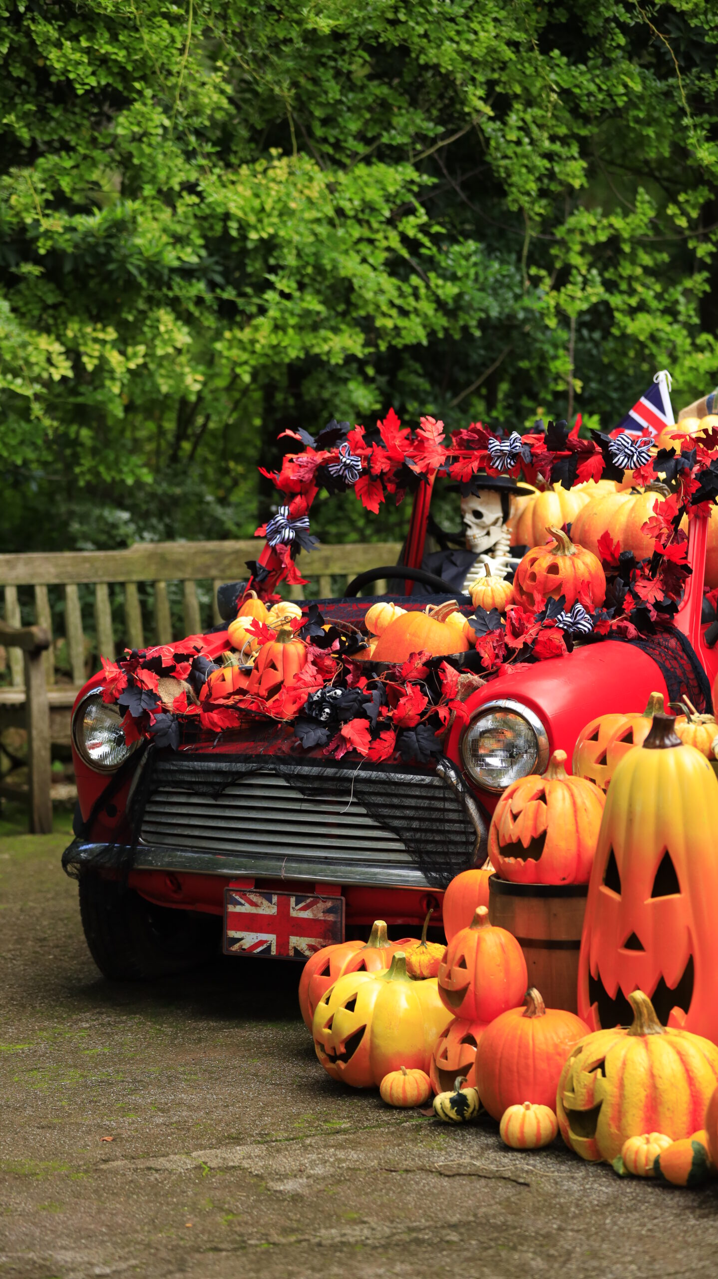 Taking photos of Halloween-themed cars and pumpkin displays at the Yokohama English Garden