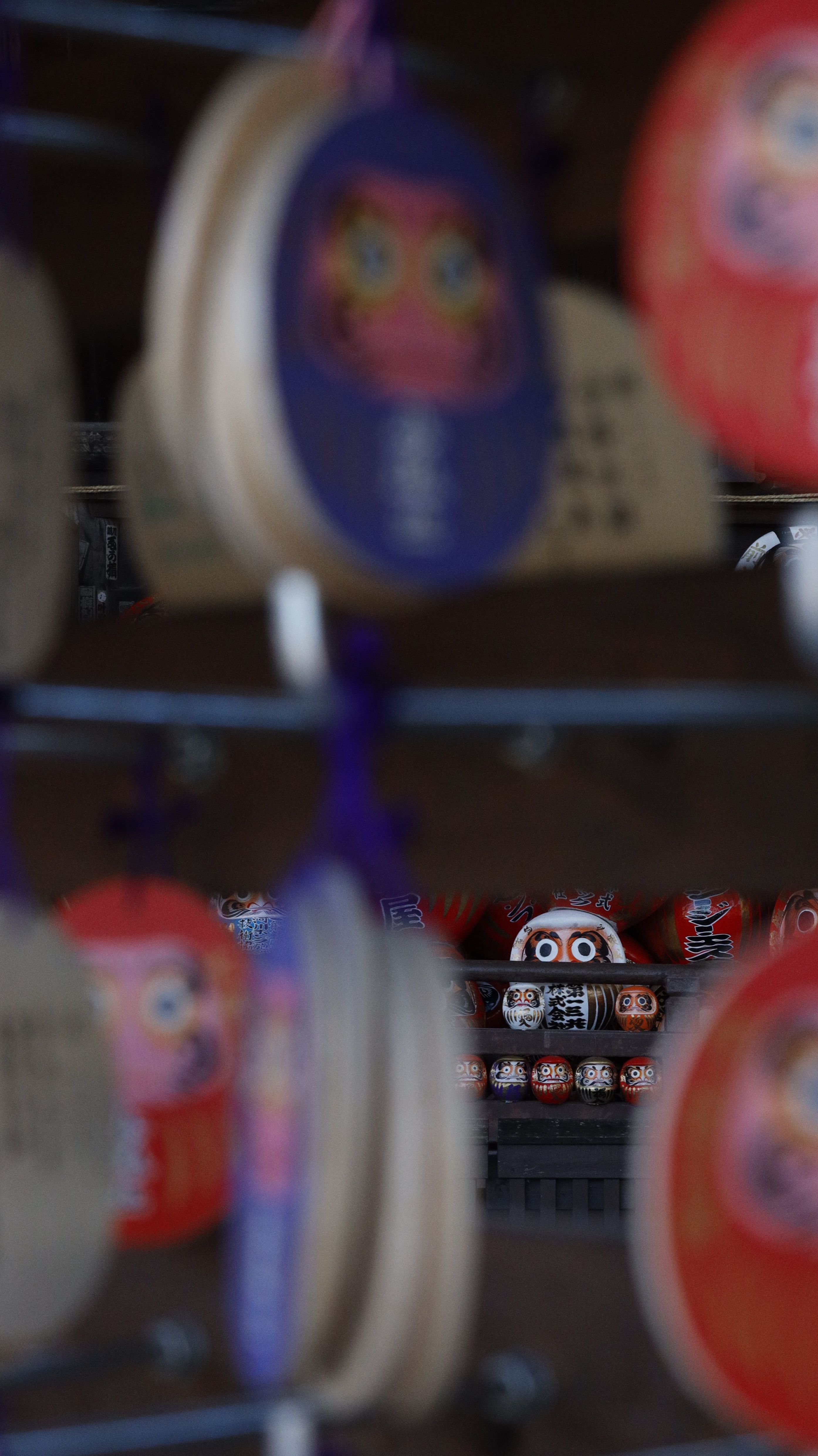 少林山達磨寺にて、「奥行きを活かした達磨と絵馬の対比」と感じた写真です。