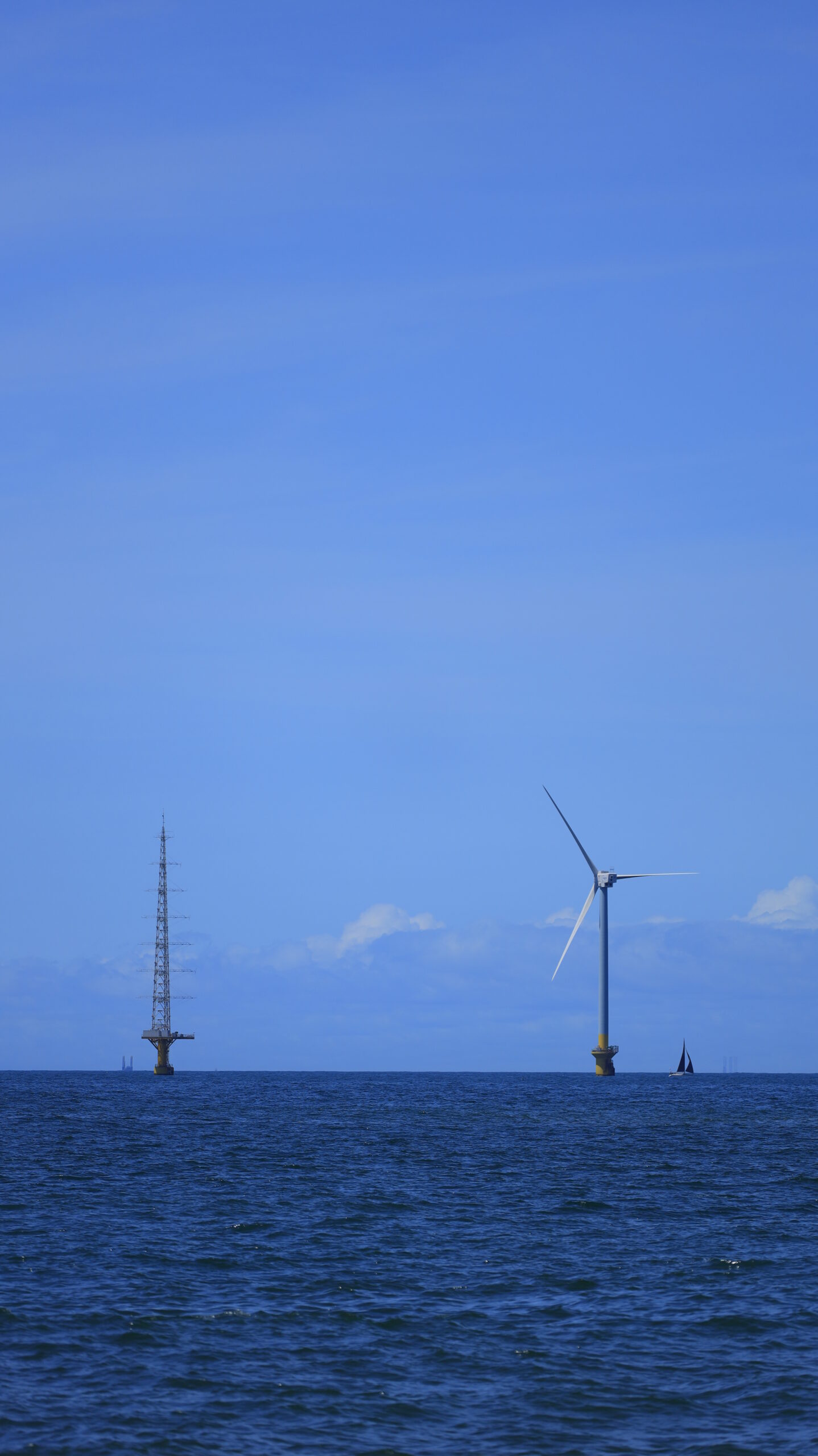 屏風ヶ浦付近の海上に見える風力発電機