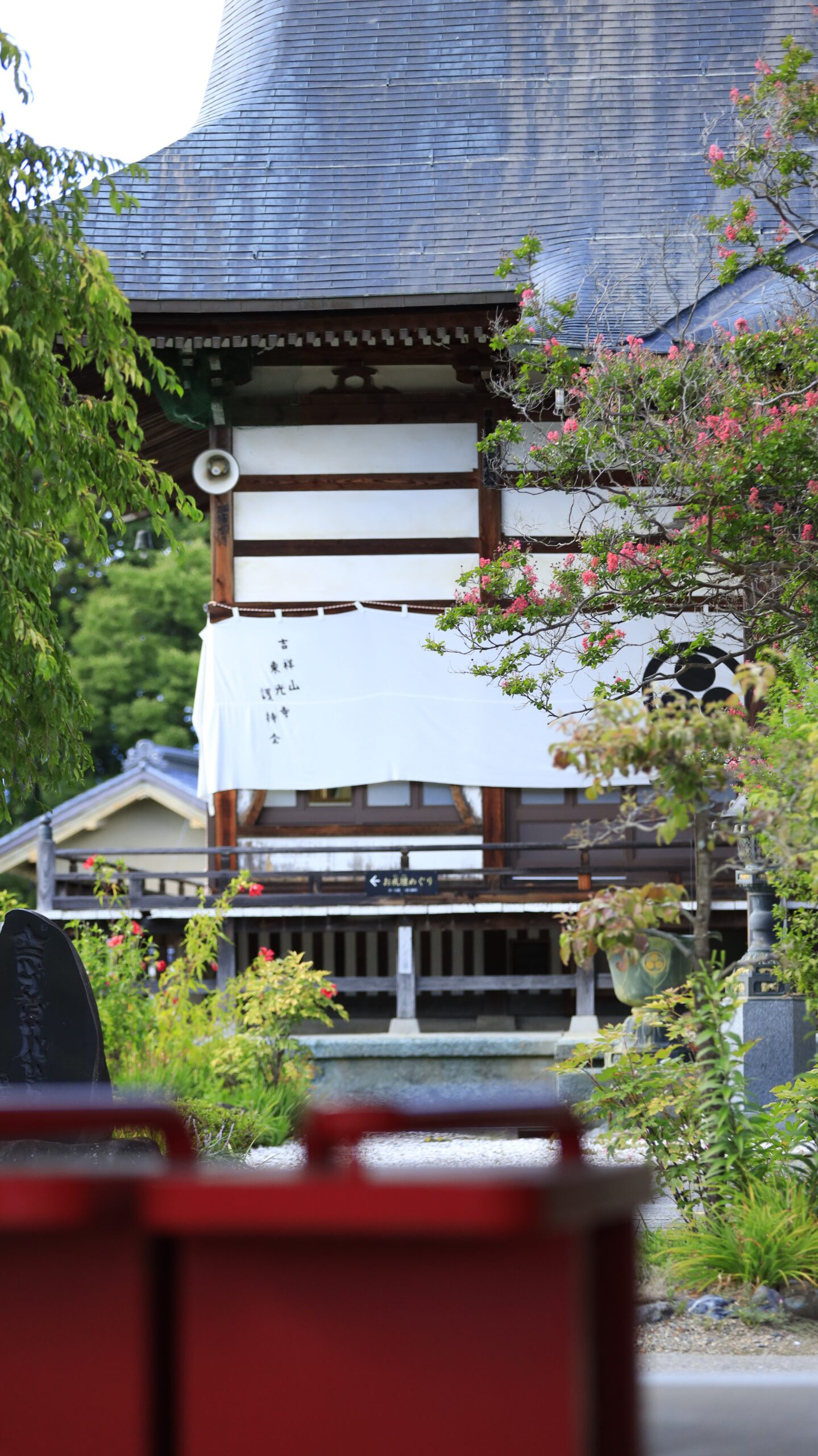 東光寺(安曇野市)で山門前の大きな下駄をぼかし、奥の境内を撮影