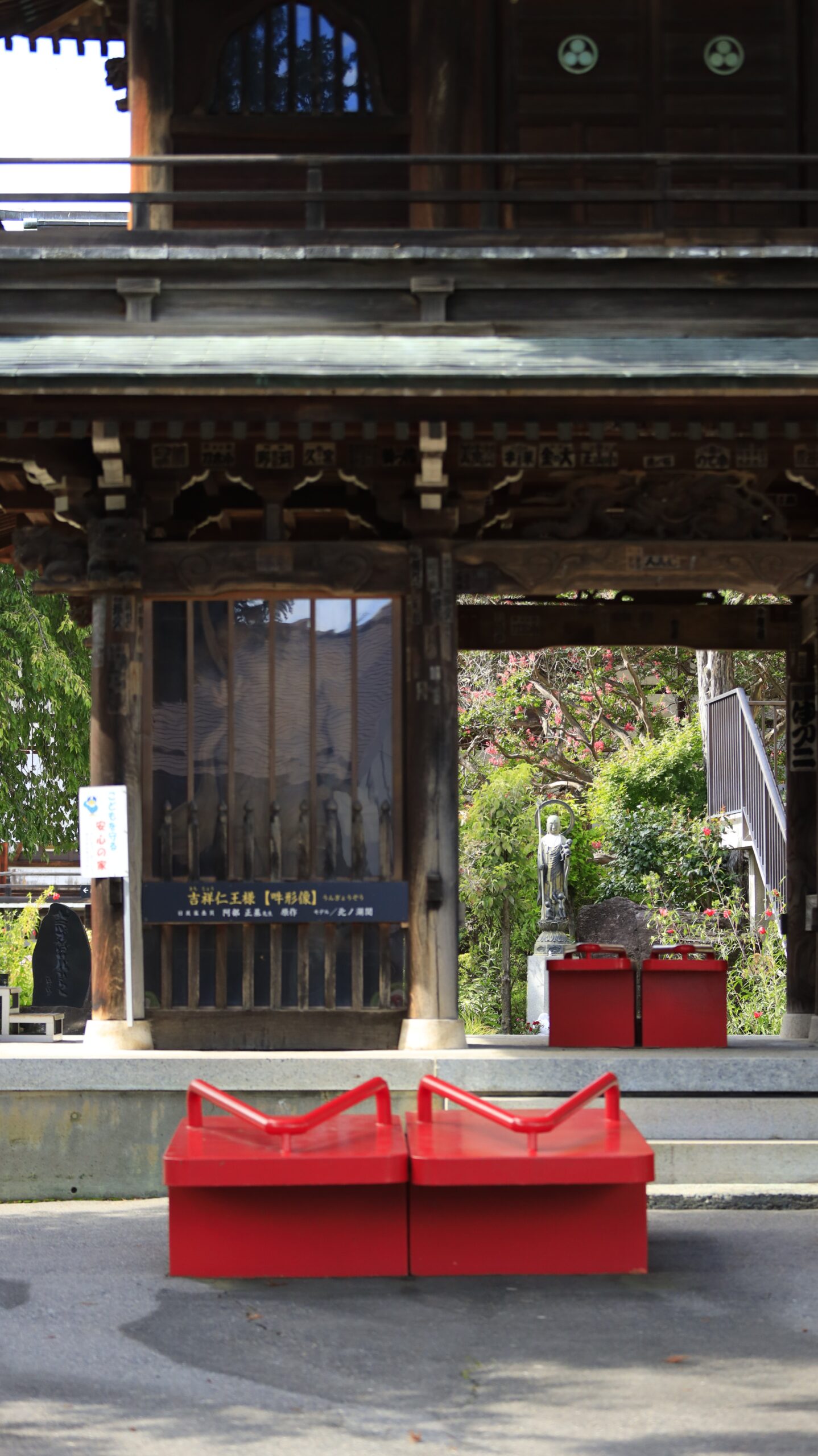 東光寺(安曇野市)で手前の大きな下駄にピントを合わせ、奥の山門を撮影