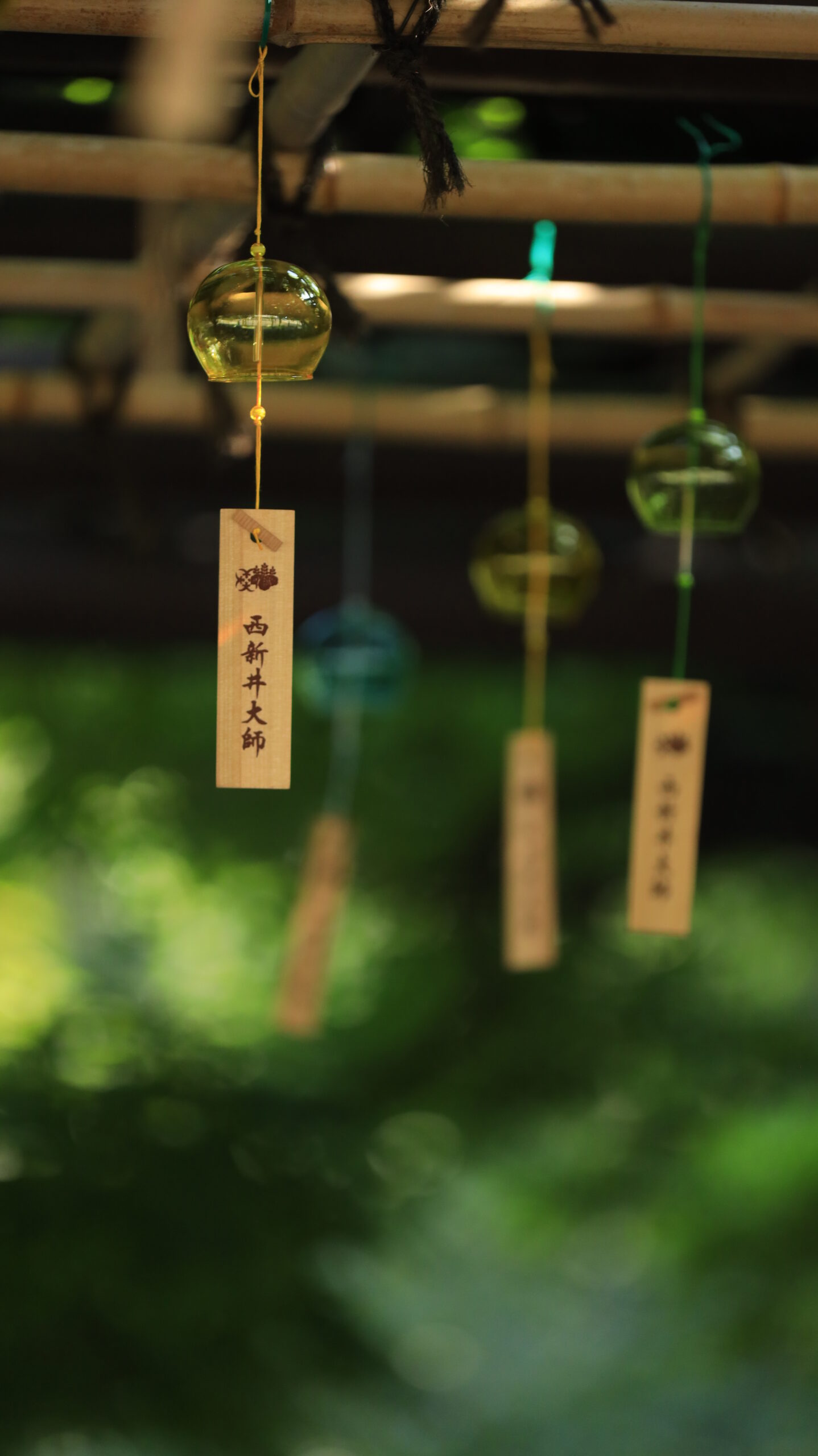 西新井大師で少数の風鈴と大胆にぼかした緑の背景