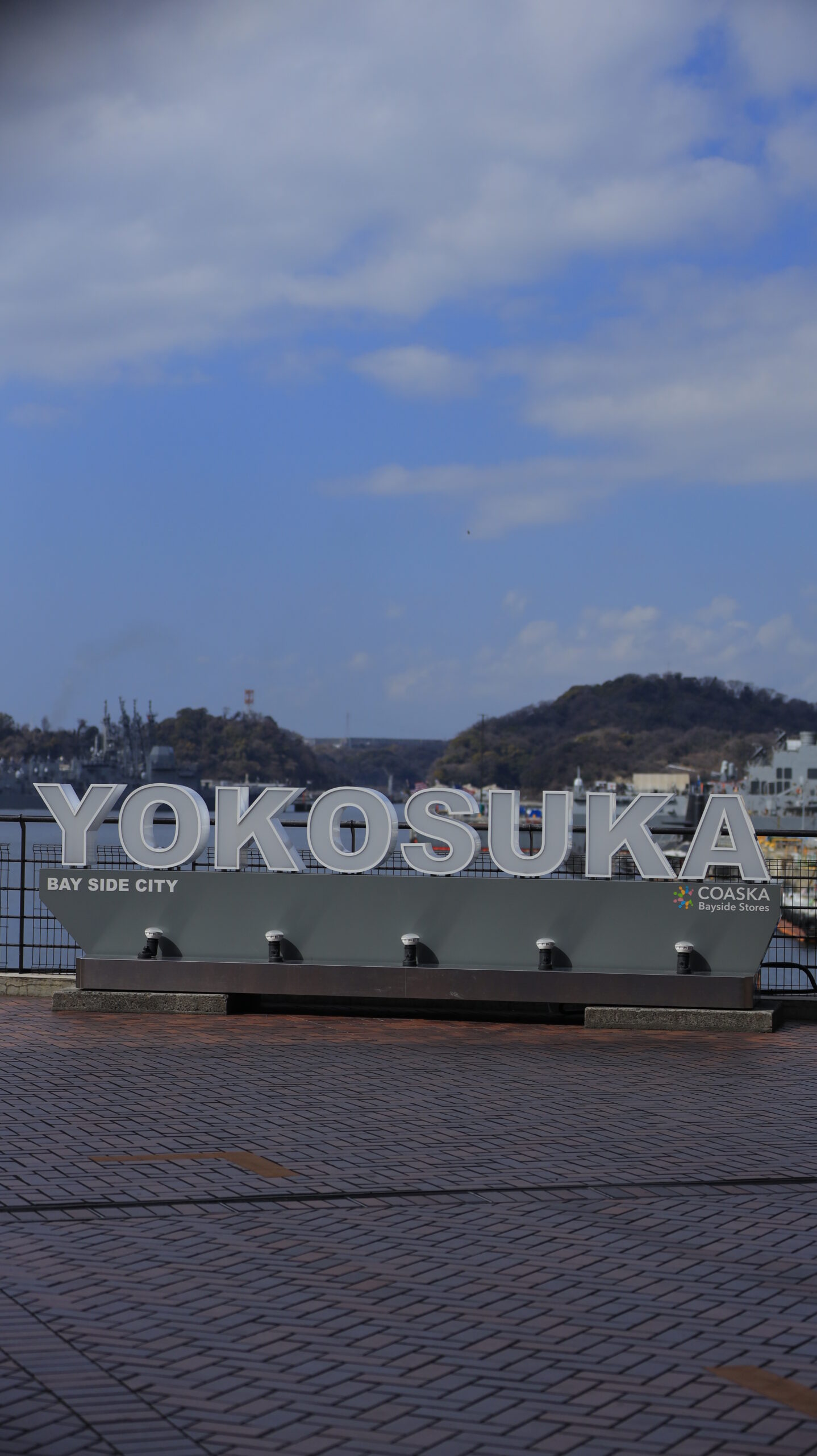 ヴェルニー公園で、YOKOSUKAの看板と海を撮影。横須賀らしい港町の景観を表現。