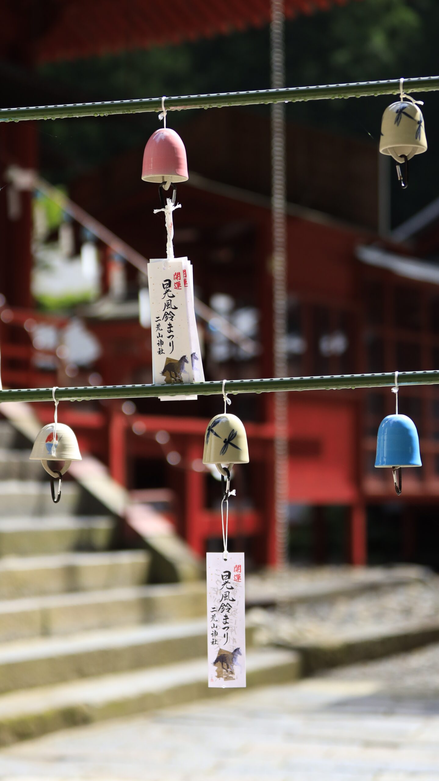 二荒山神社で二つの風鈴を主役にし、神社を背景に撮影