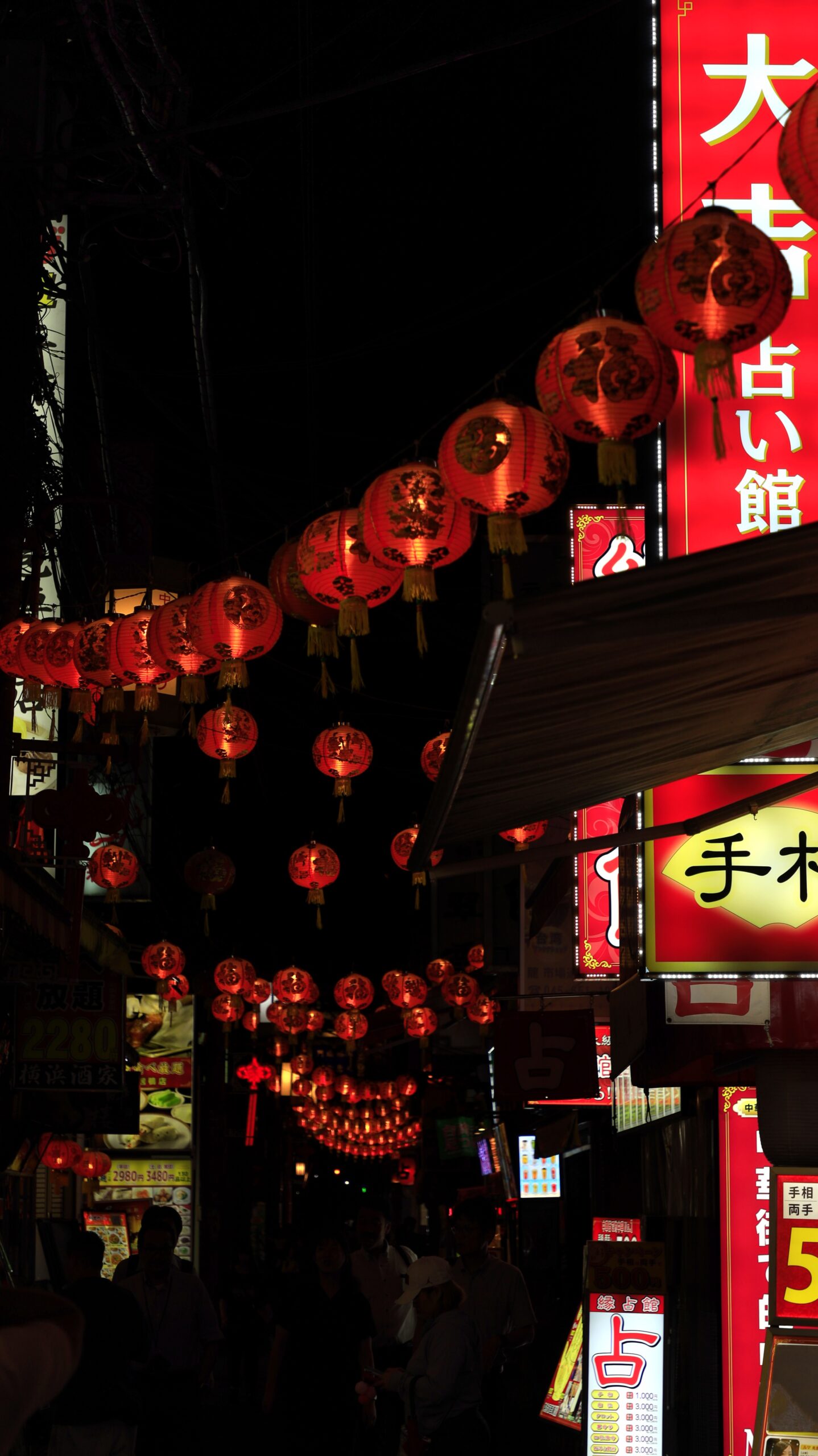 横浜中華街で赤い看板と奥に続く提灯を撮影した夜景